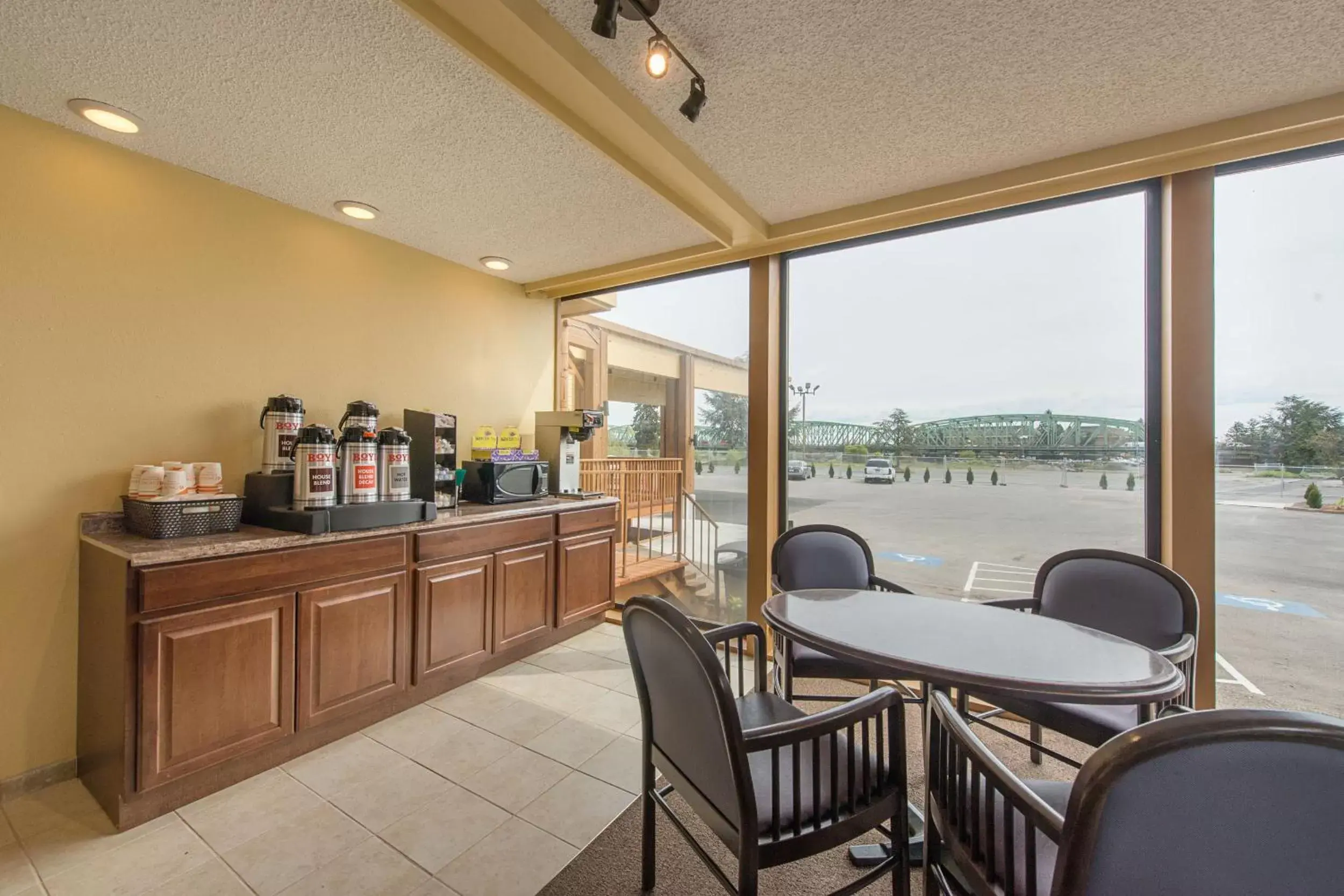 Coffee/tea facilities in Rodeway Inn & Suites Portland - Jantzen Beach