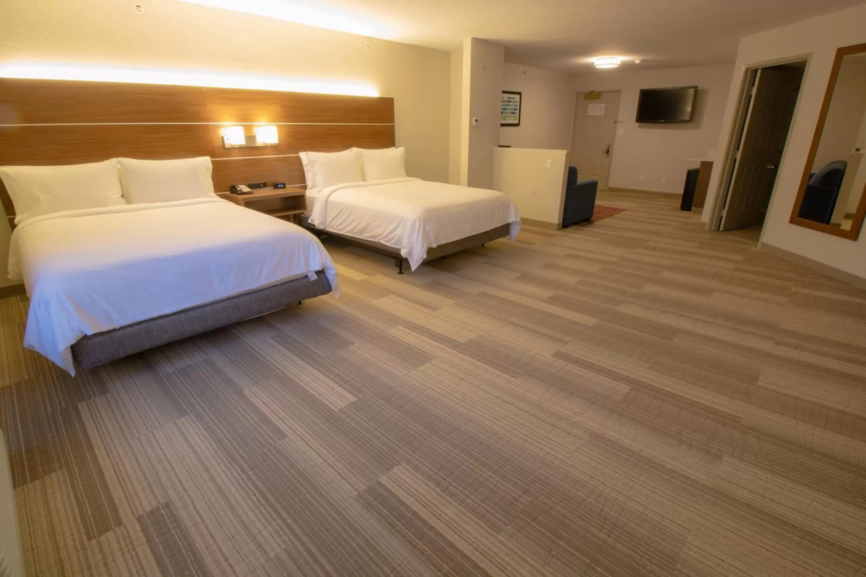 Photo of the whole room, Bed in Holiday Inn Express & Suites Manassas, an IHG Hotel