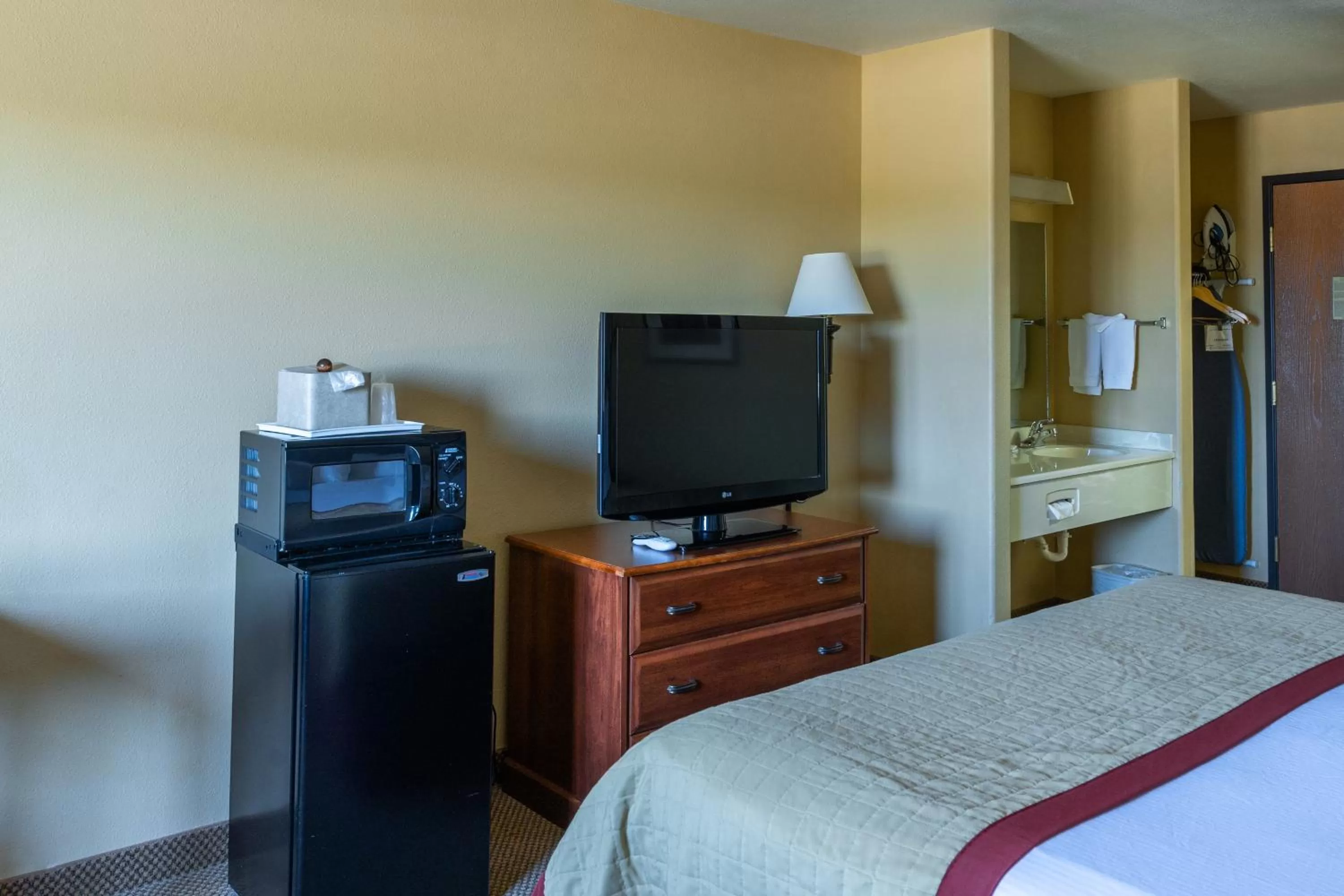 TV and multimedia in Pinedale Hotel & Suites