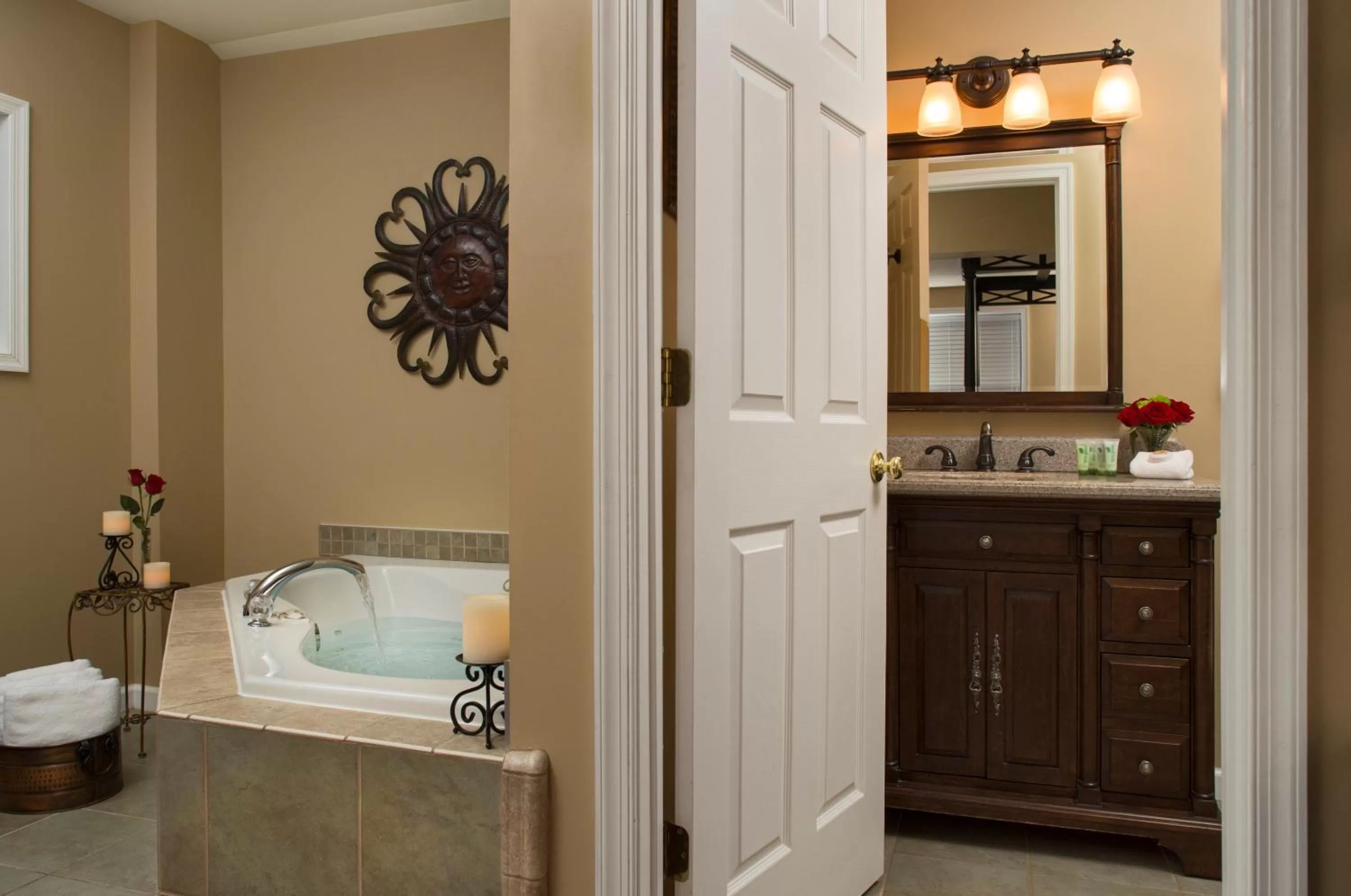 Hot Tub, Bathroom in 1825 Inn Bed and Breakfast