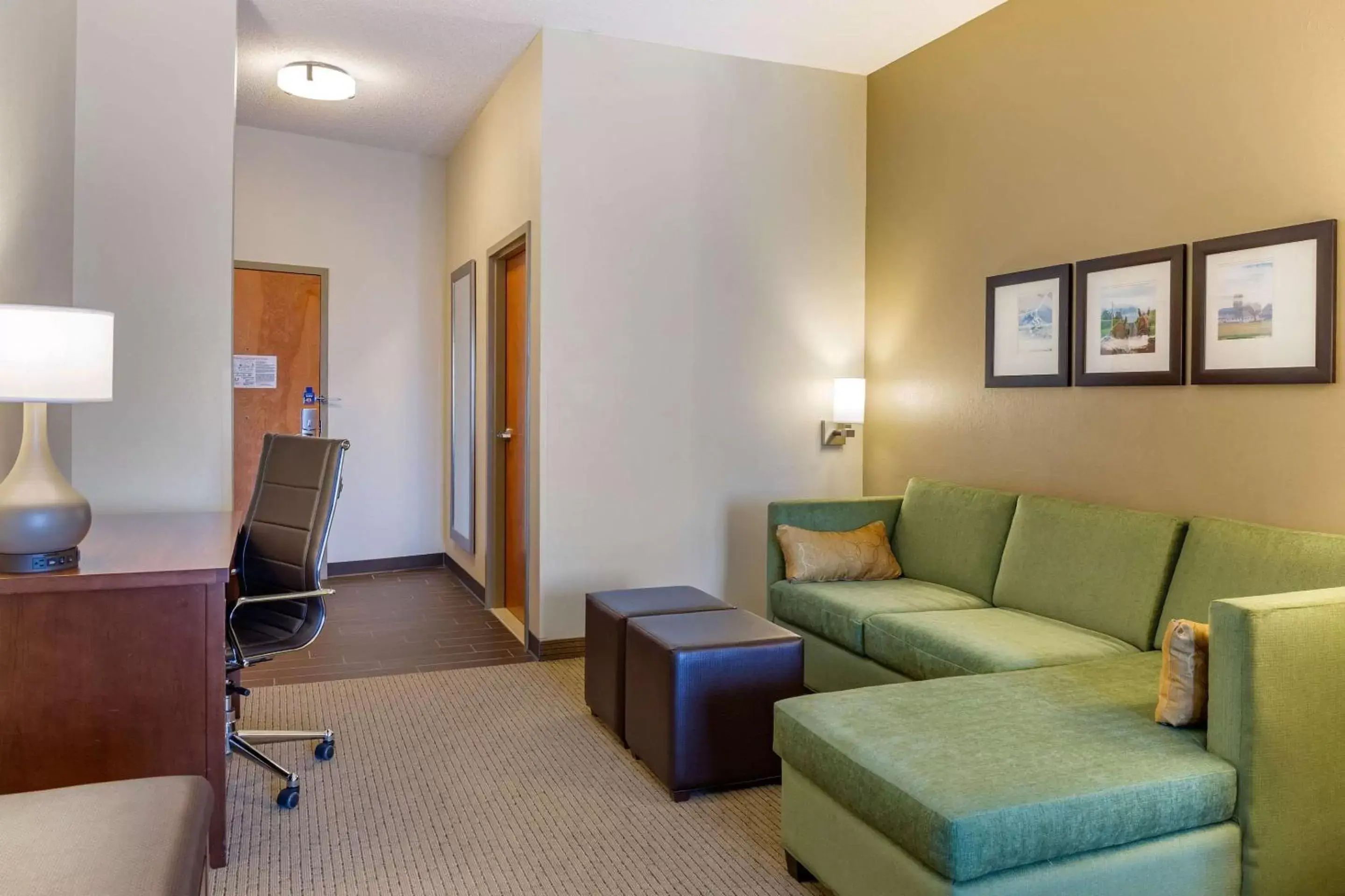 Bedroom, Seating Area in Comfort Suites Amish Country