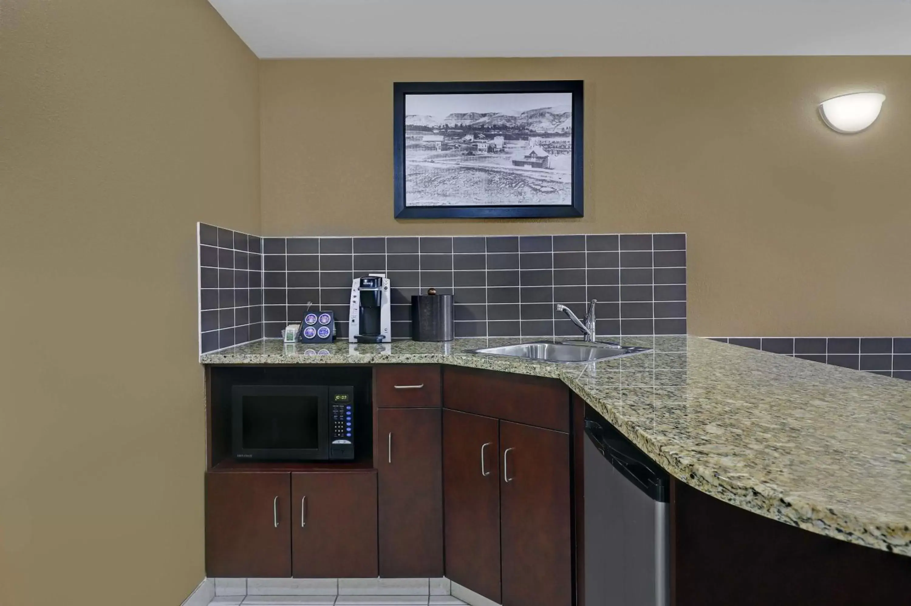 Photo of the whole room, Kitchen/Kitchenette in SureStay Plus Hotel by Best Western Drumheller