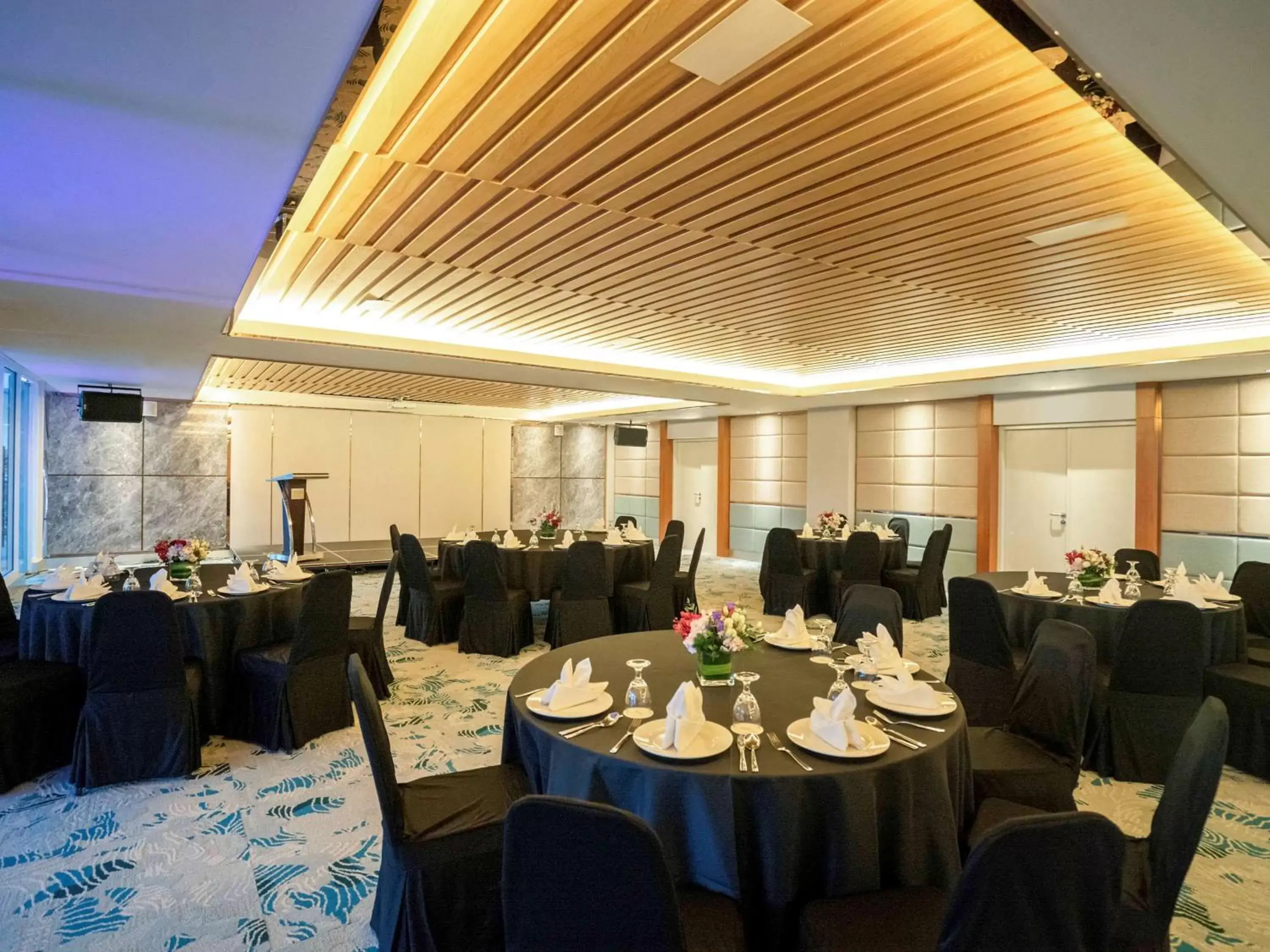 Meeting/conference room, Restaurant/Places to Eat in Mercure Langkawi Pantai Cenang