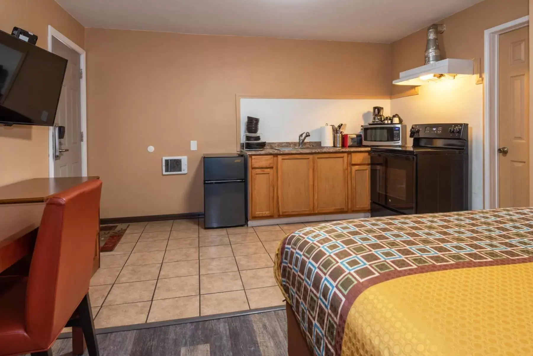 Kitchen/Kitchenette in Town Motel