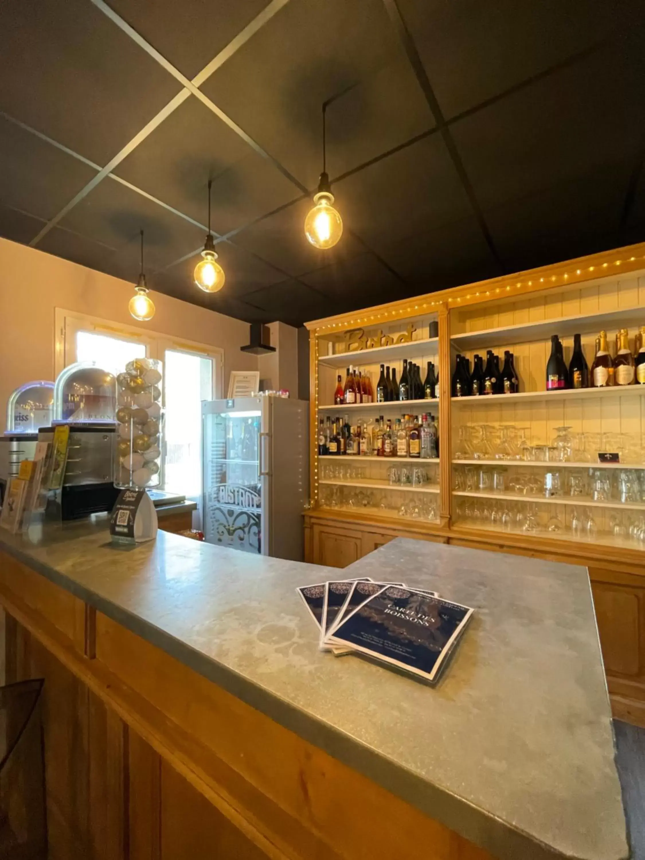 Lounge or bar in The Originals City, Hôtel La Saulaie, Saumur Ouest Lounge or bar in The Originals City, Hôtel La Saulaie, Saumur Ouest