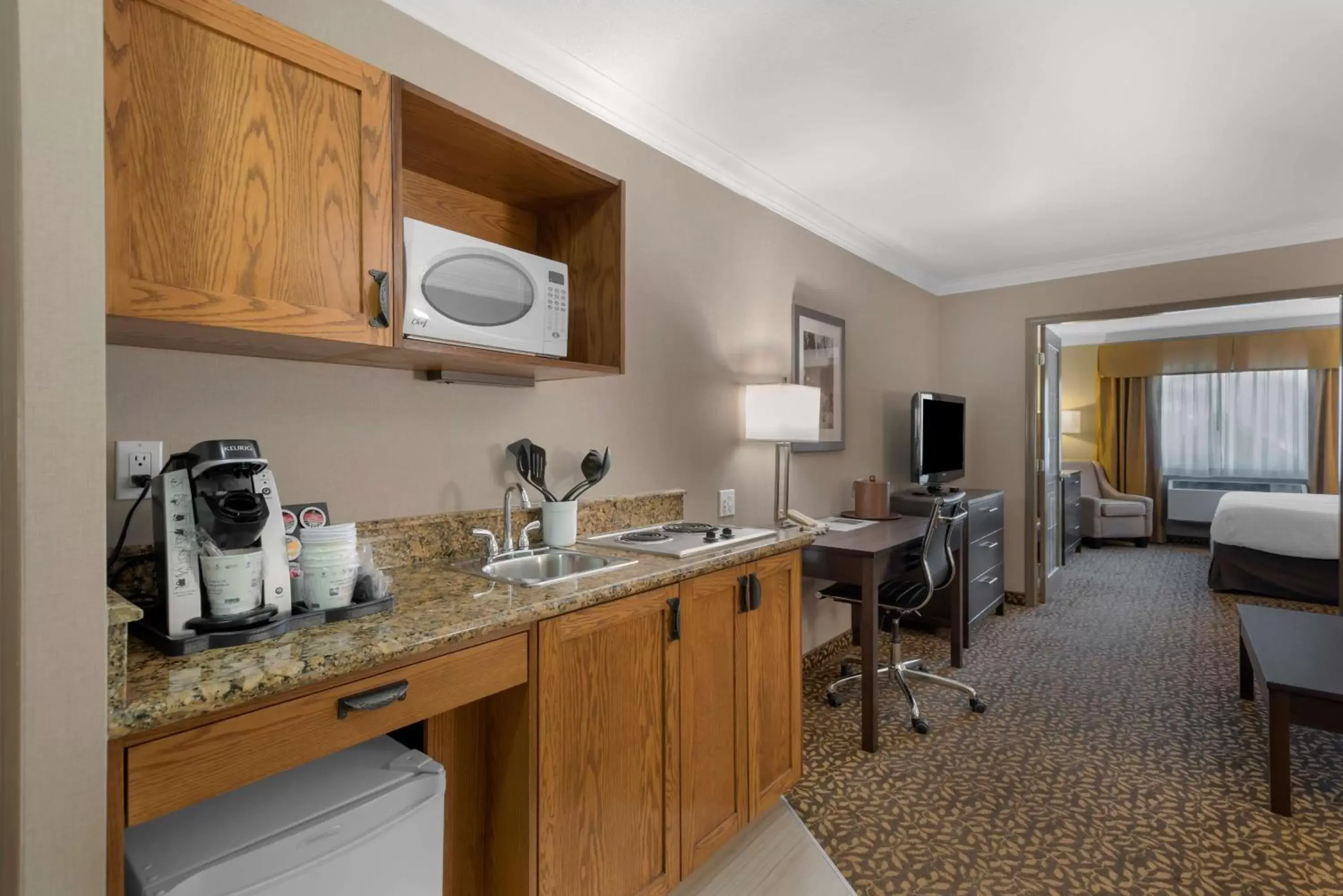 Bedroom, Kitchen/Kitchenette in Best Western Plus Fernie Mountain Lodge