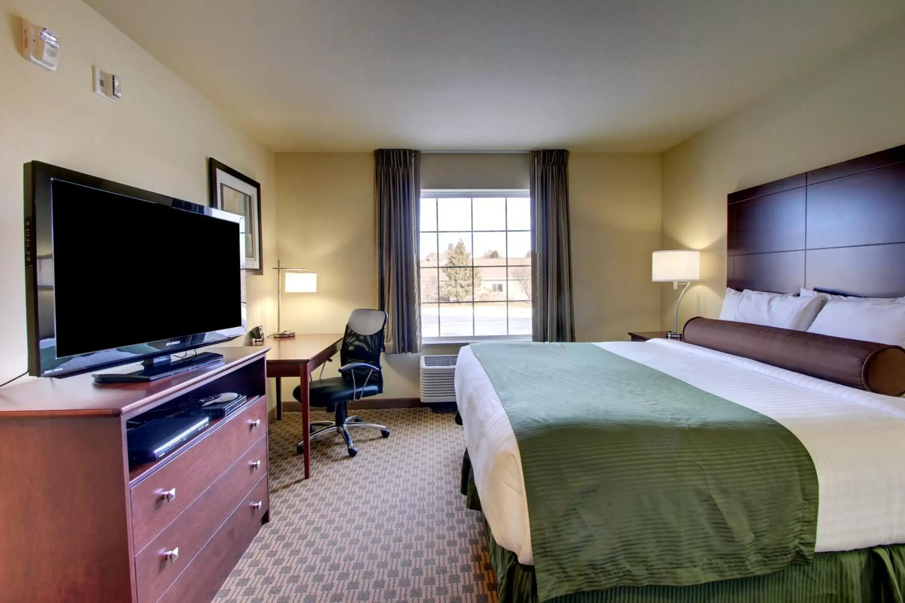 Bedroom, TV/Entertainment Center in Stanton Inn and Suites
