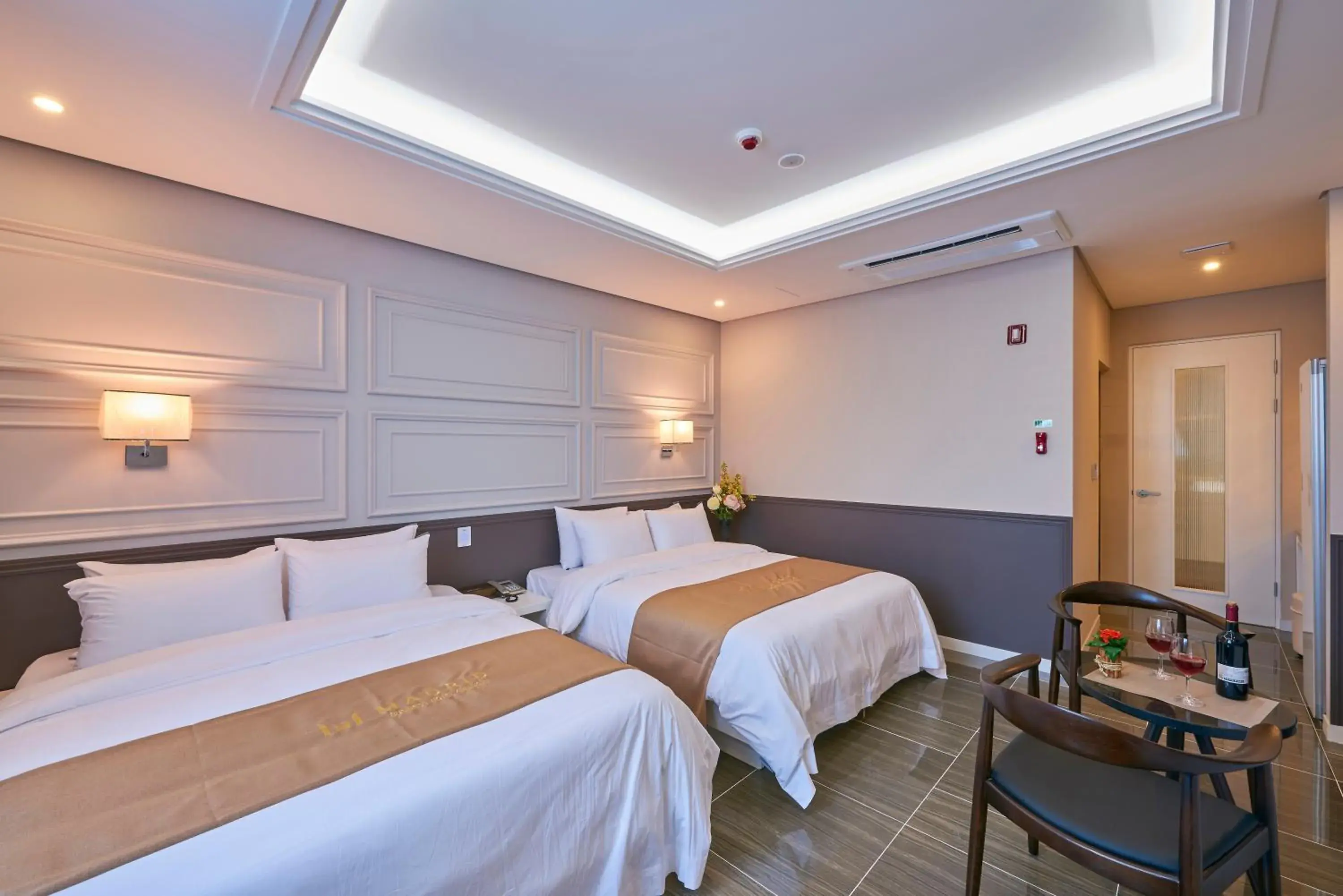 Photo of the whole room, Bed in Gwangju Madrid Hotel (Korea Quality)