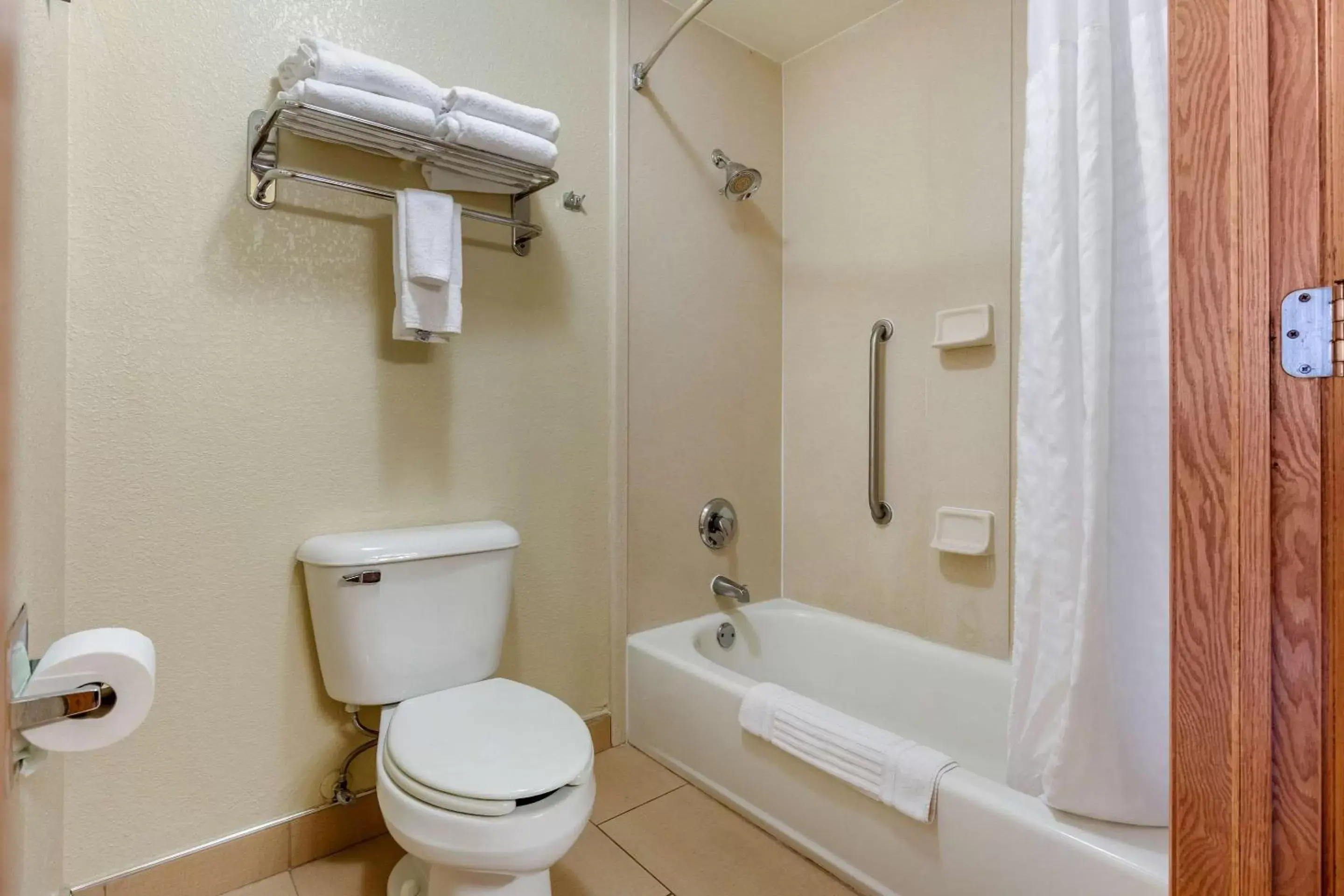 Shower, Bathroom in Comfort Inn & Suites Kenosha