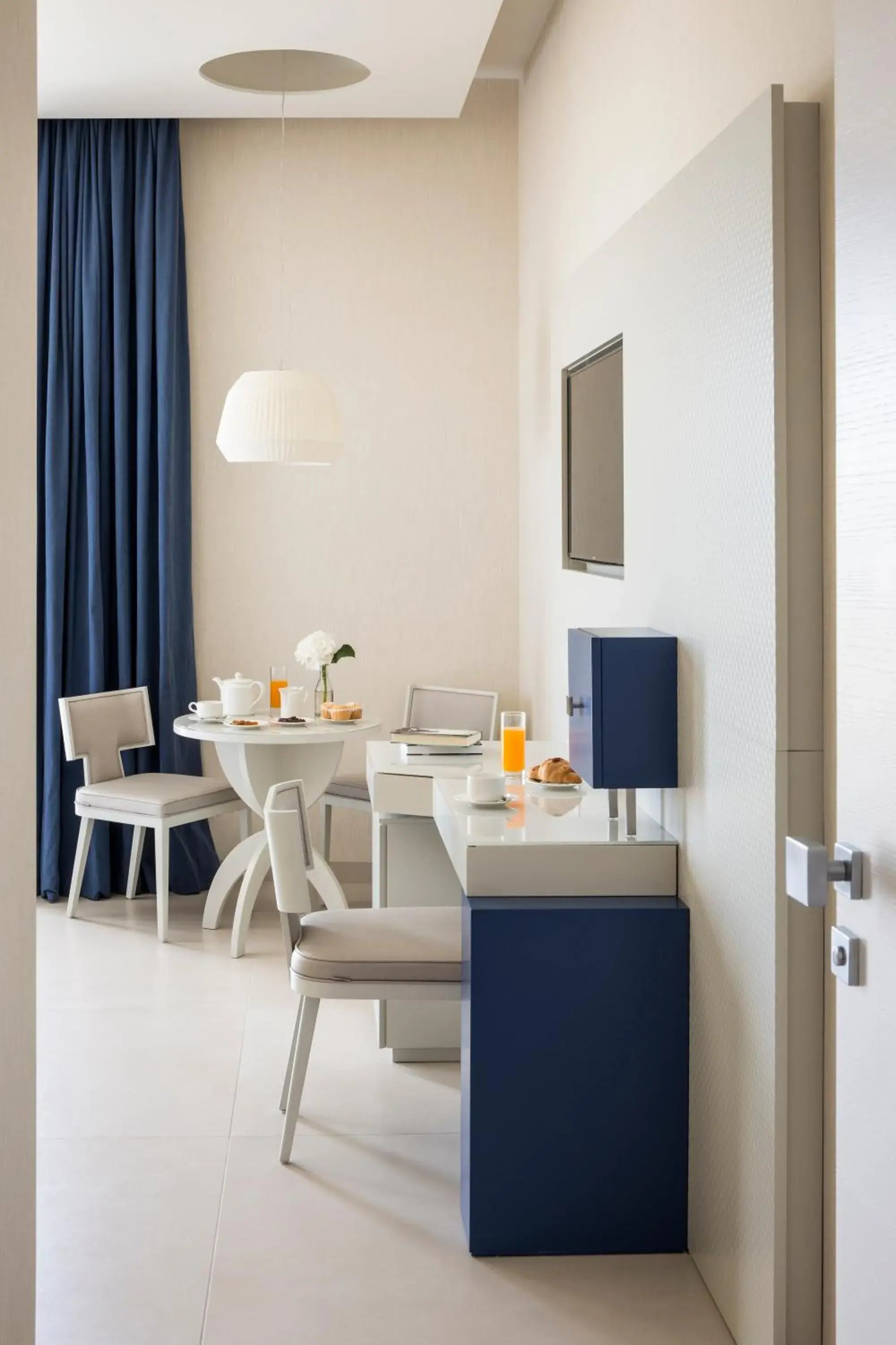 Shower, Seating Area in Villa Gervasio