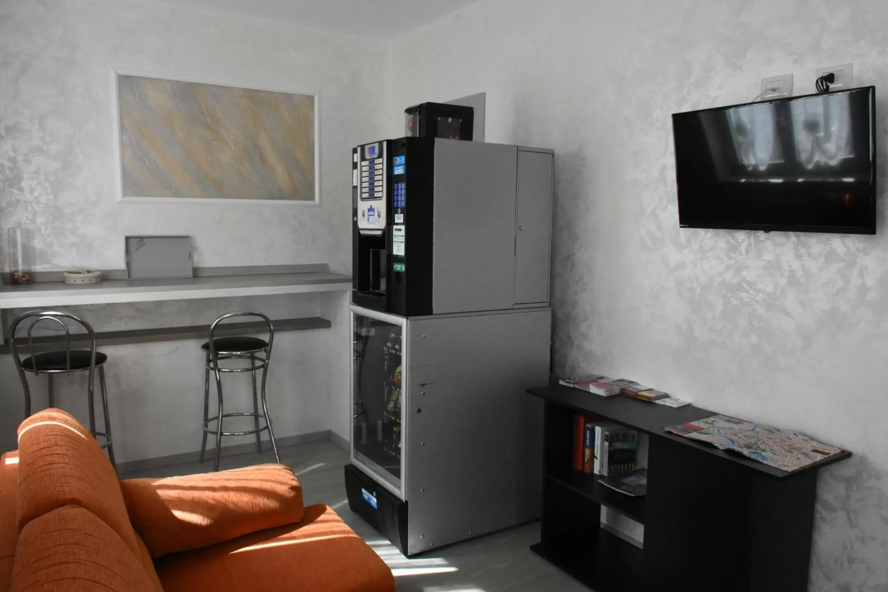Communal lounge/ TV room, TV/Entertainment Center in Albano Station Rooms