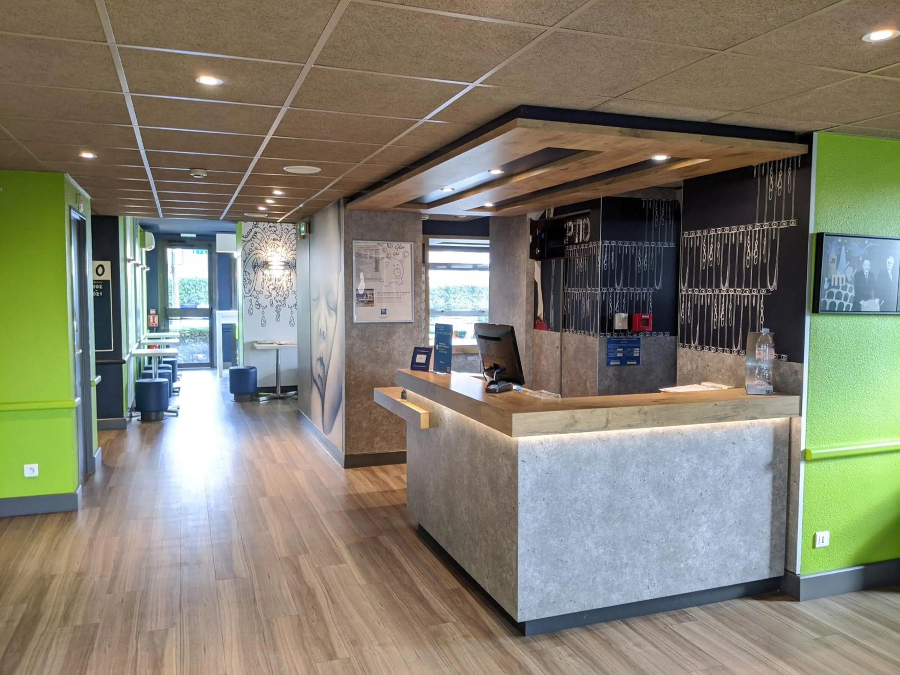 Lobby or reception in ibis budget Saint-Omer Centre