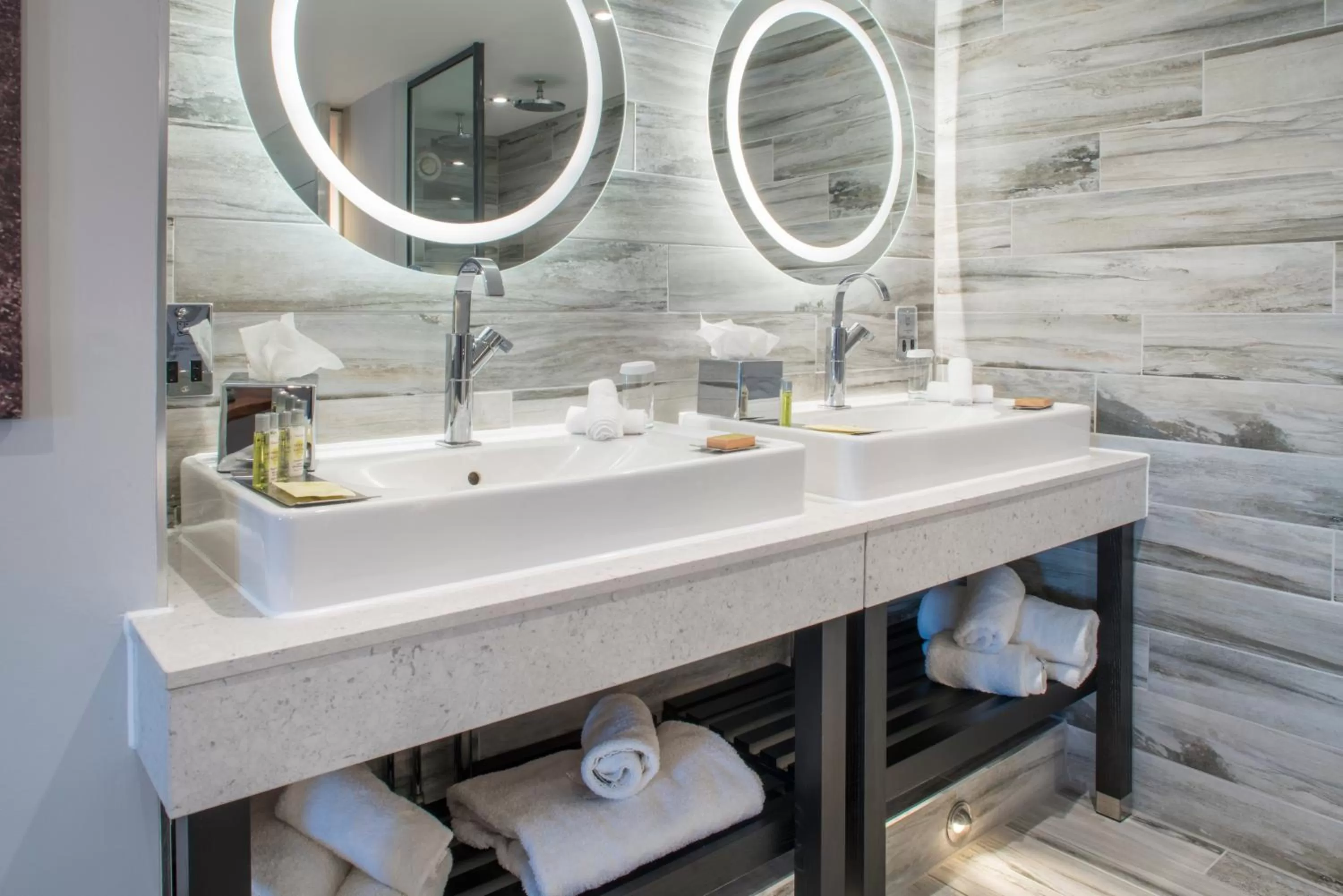 Bathroom in DoubleTree by Hilton Bristol South - Cadbury House