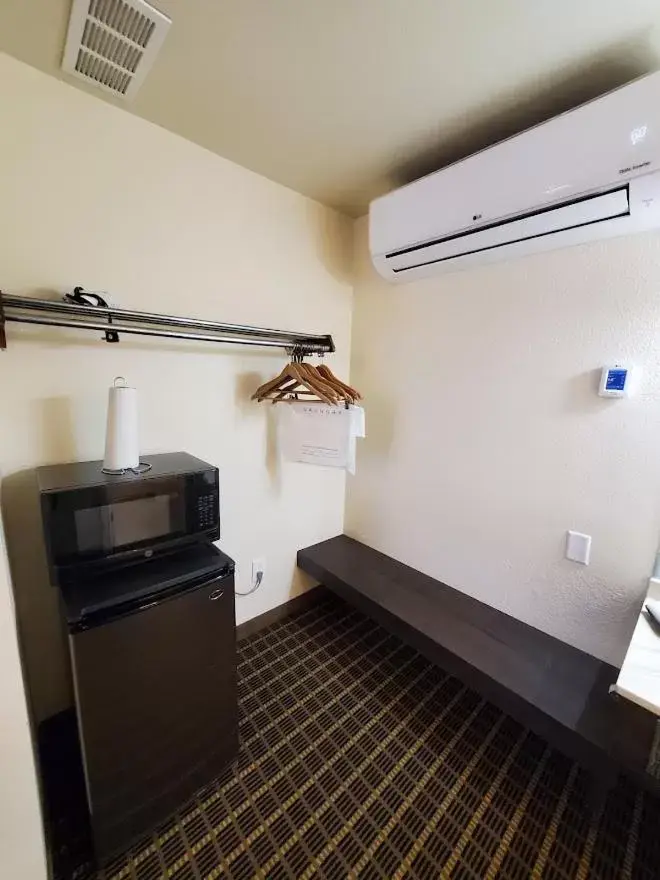 heating, Kitchen/Kitchenette in Bozeman Lewis & Clark Motel