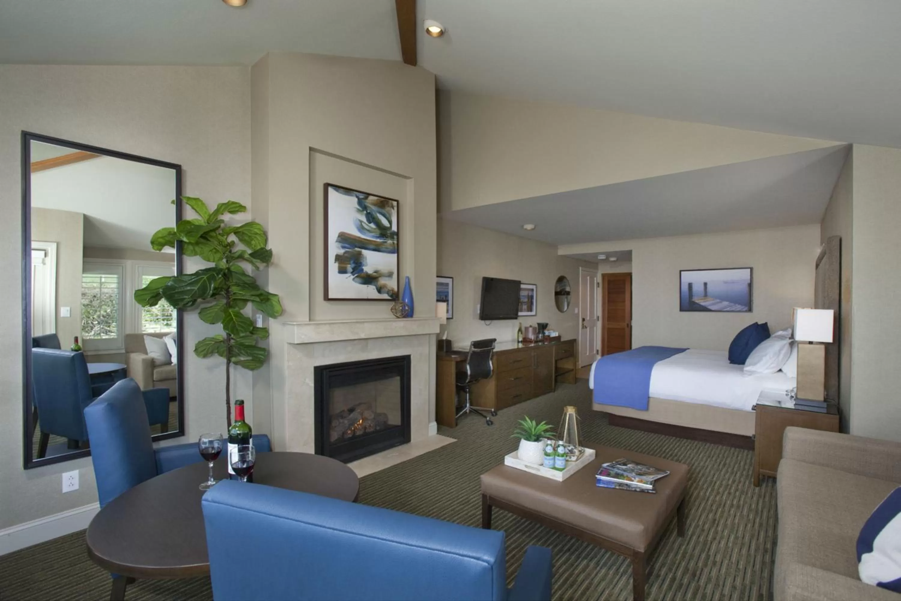 Photo of the whole room, Bed in The Inn at the Tides