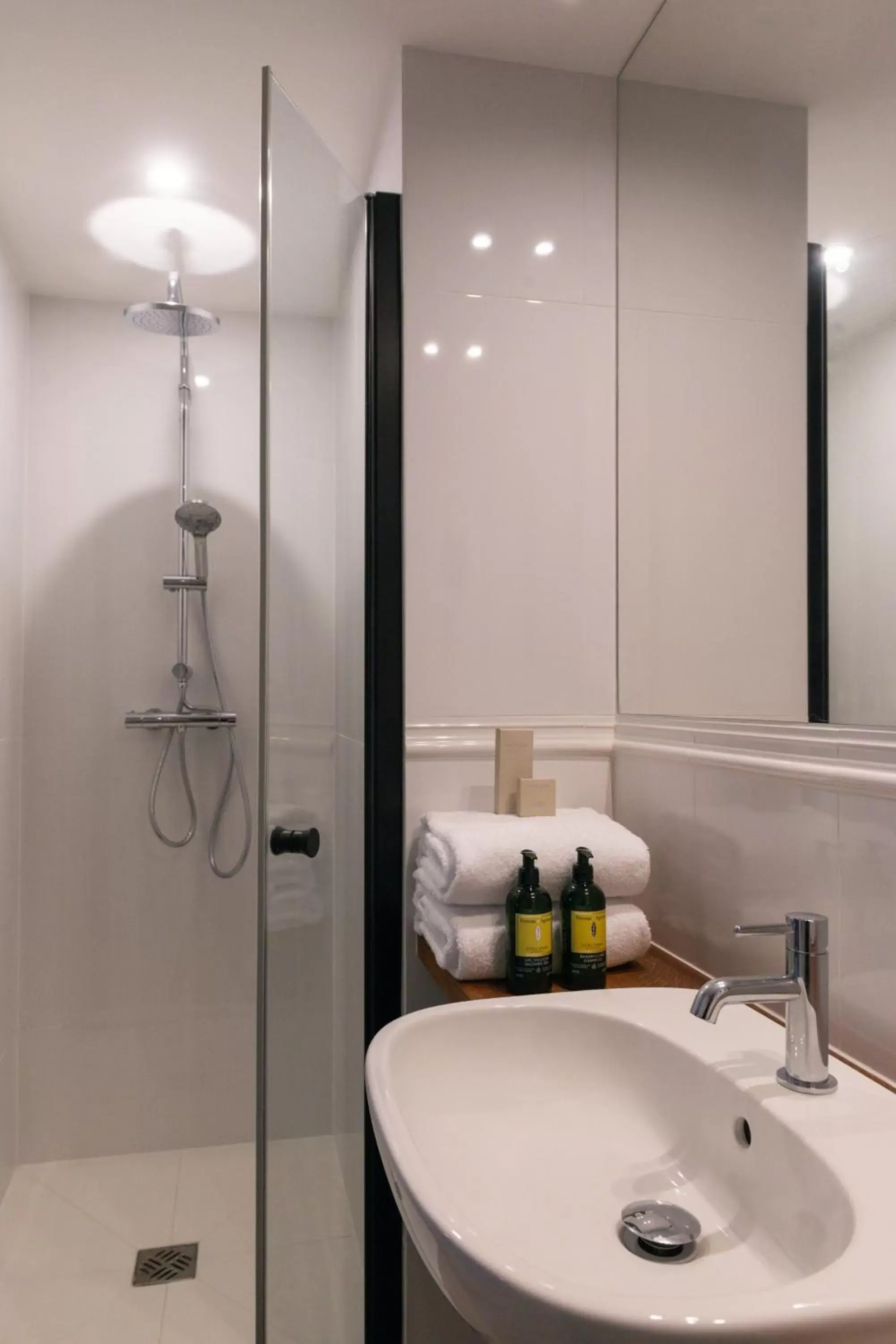 Shower, Bathroom in Hôtel Le Milie Rose