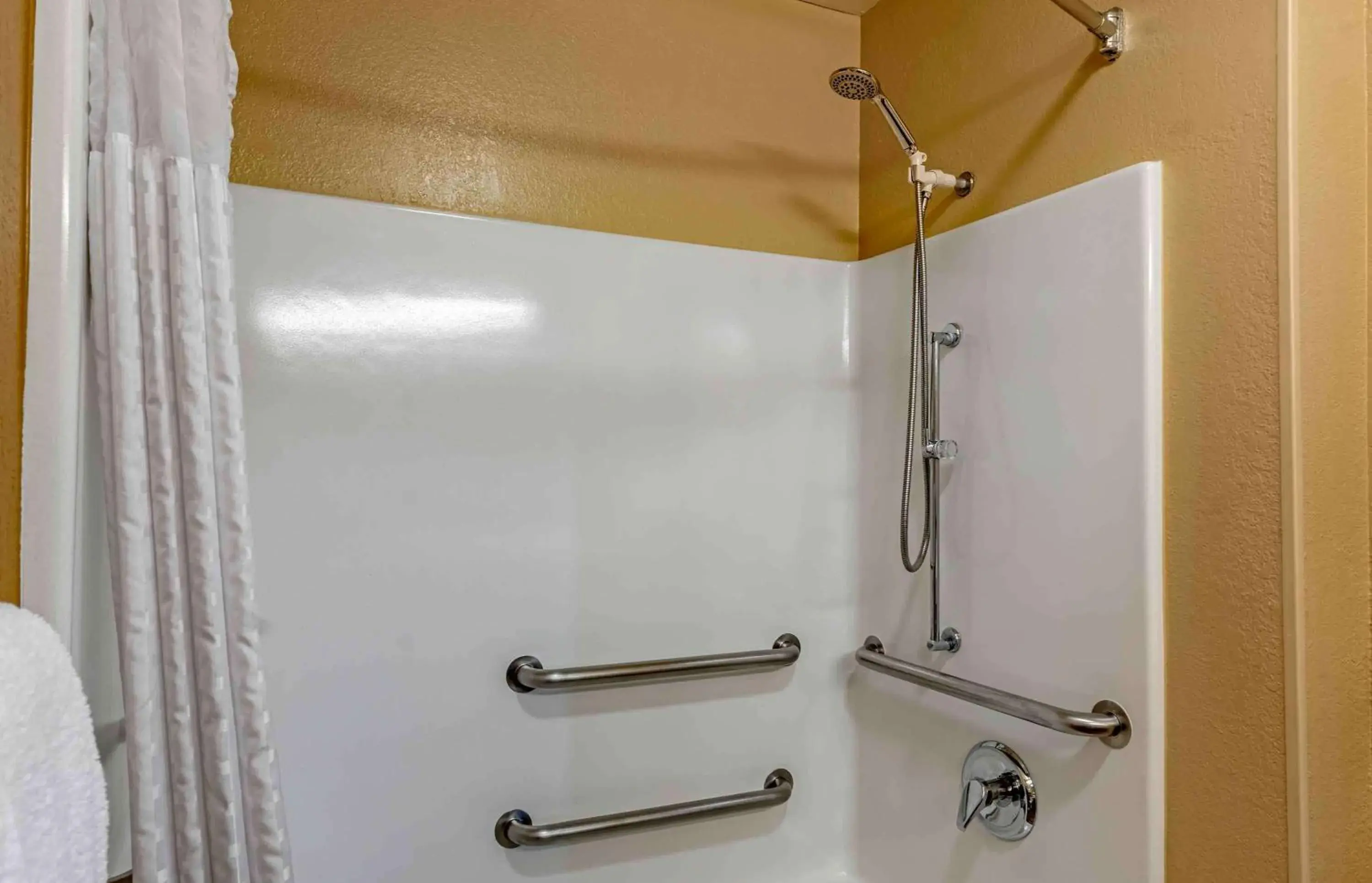 Bathroom in Extended Stay America Suites - Chicago - Gurnee