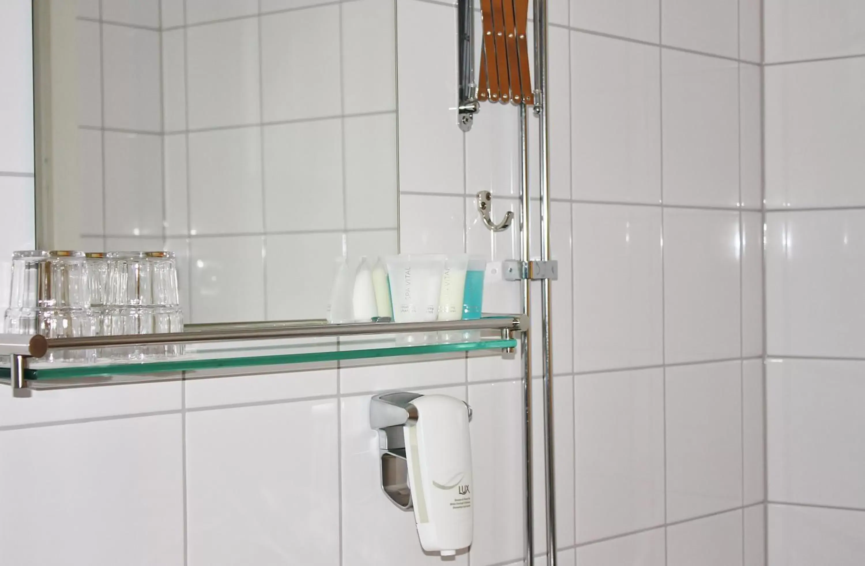 Shower, Kitchen/Kitchenette in Sure Hotel by Best Western Ojaby Herrgard