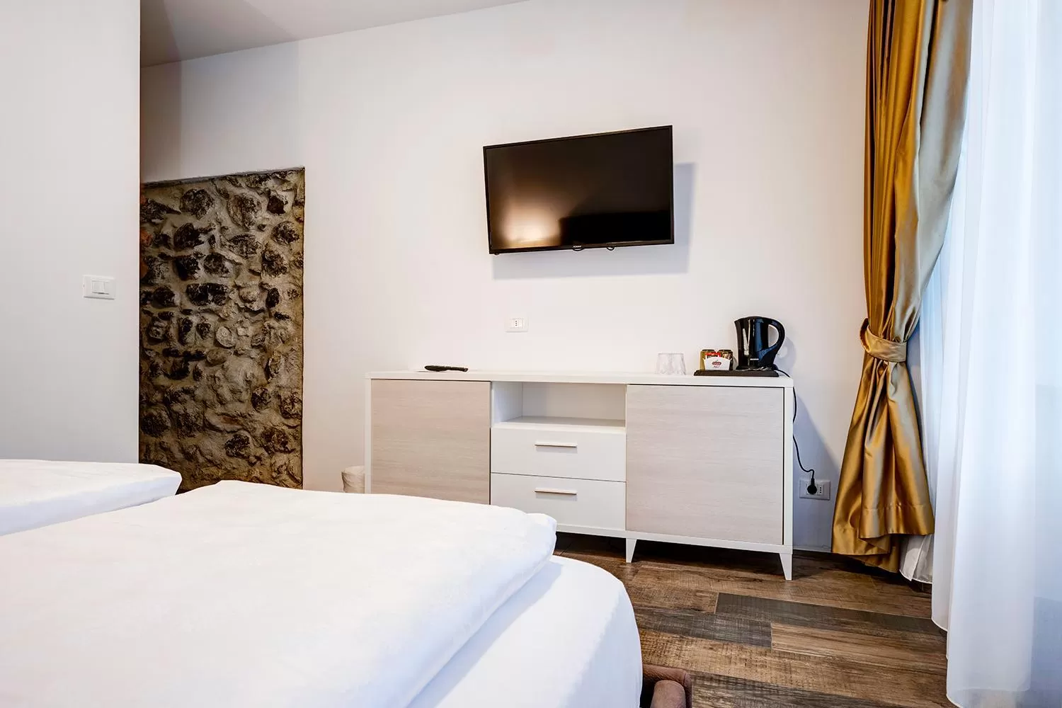 Photo of the whole room, Bed in Arcadia Rooms