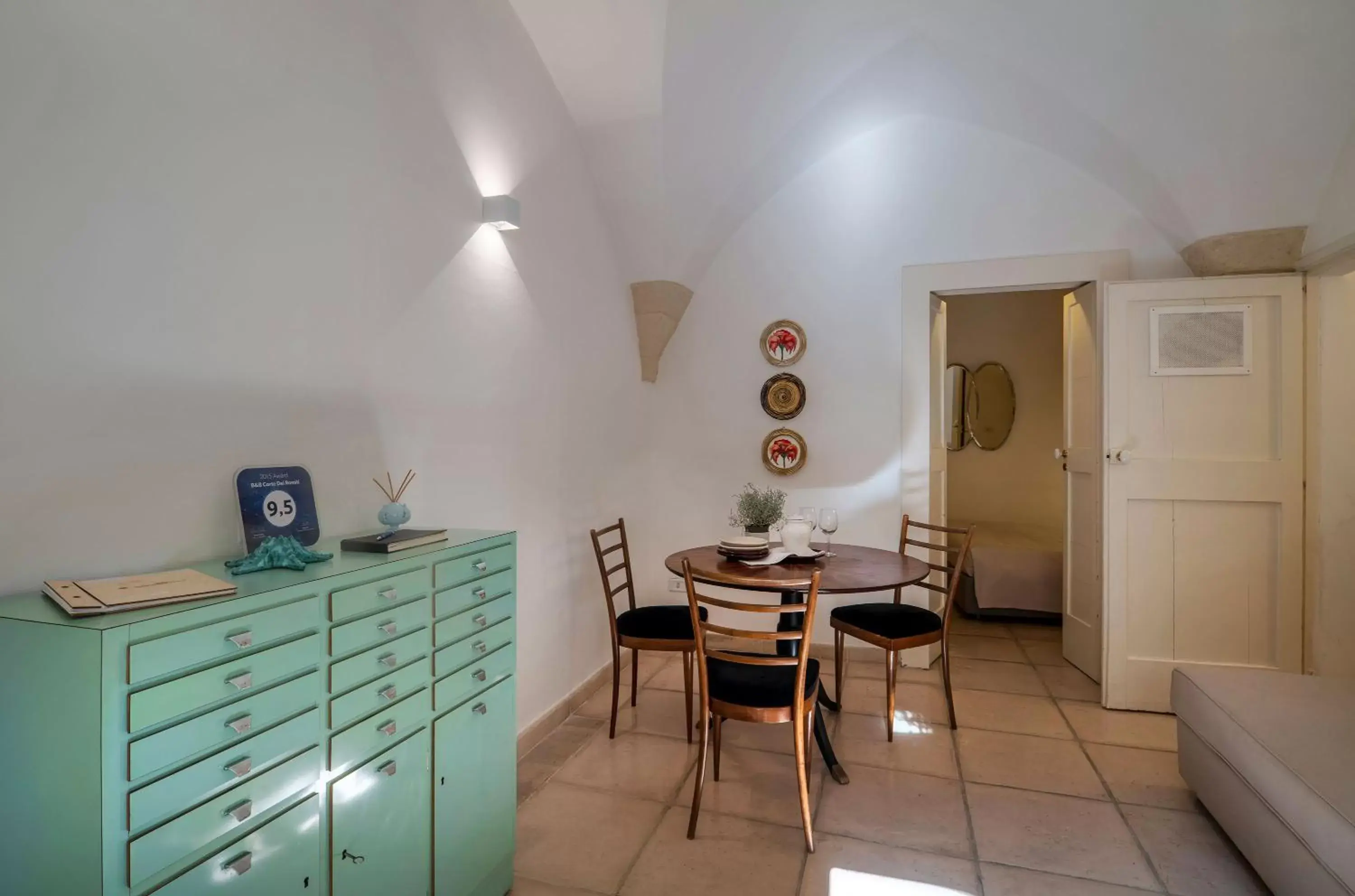 Living room, Kitchen/Kitchenette in B&B Corte Dei Romiti - Suites & Apartments SIT