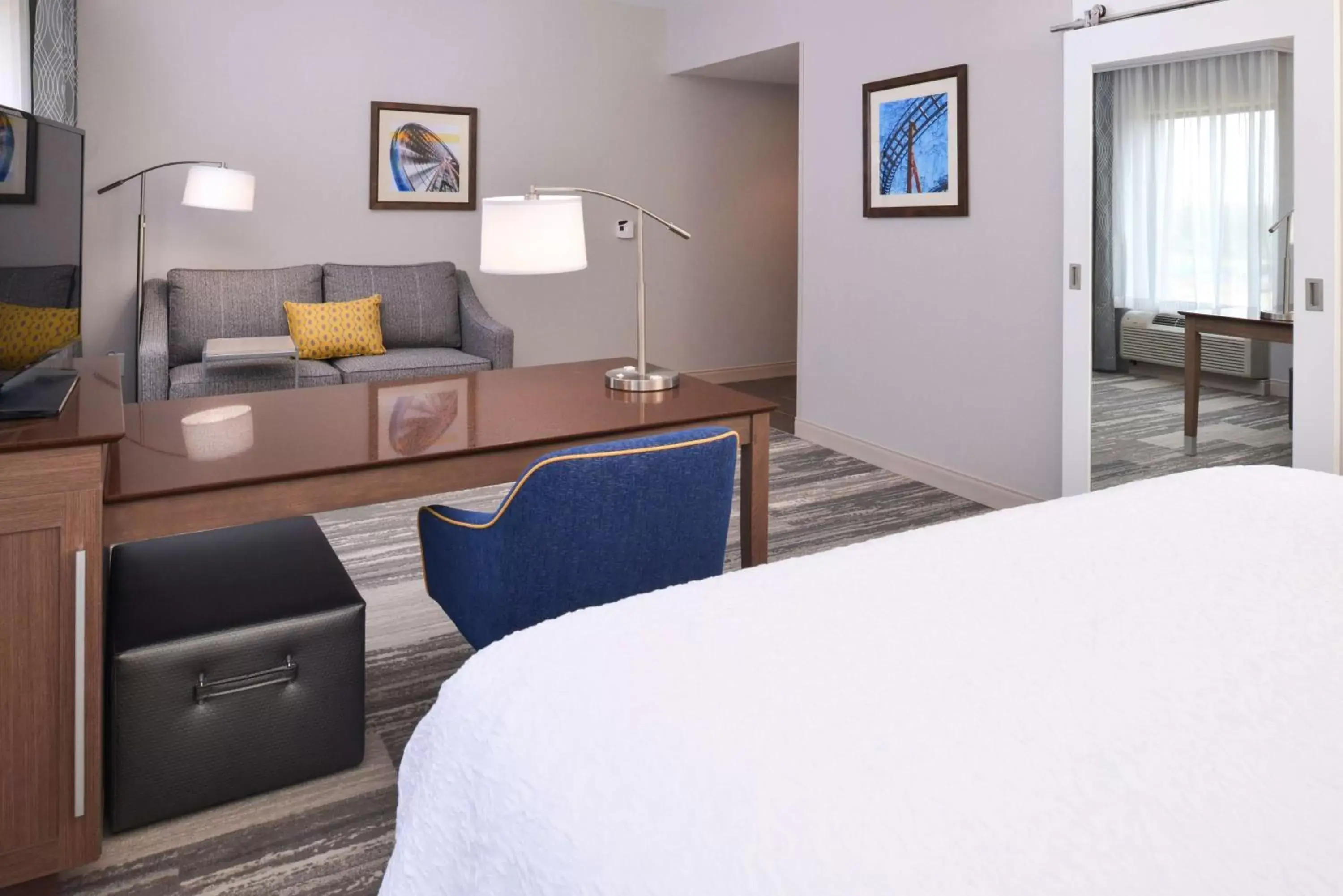 Living room, Bed in Hampton Inn & Suites Cincinnati-Mason, Ohio