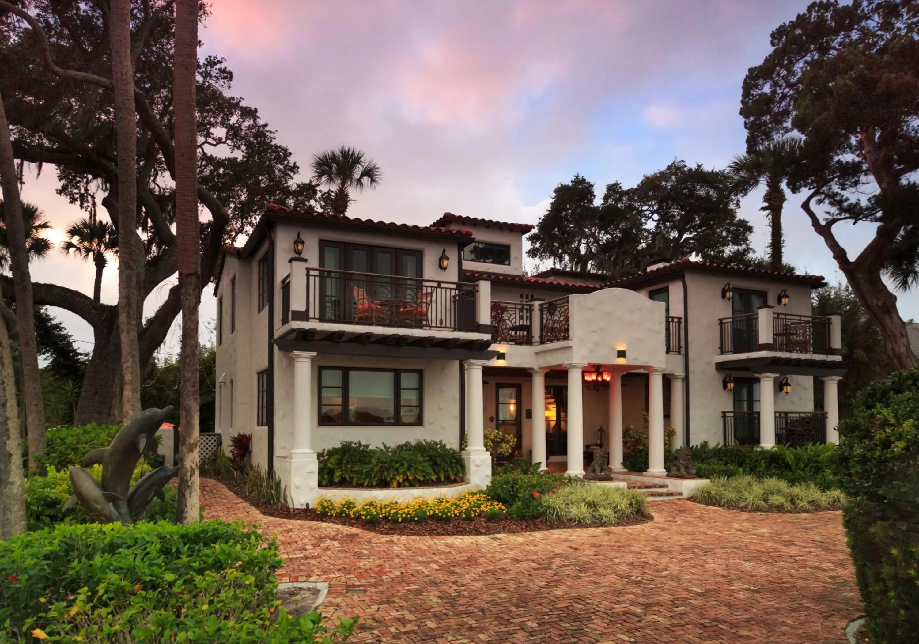 Facade/entrance in Black Dolphin Inn