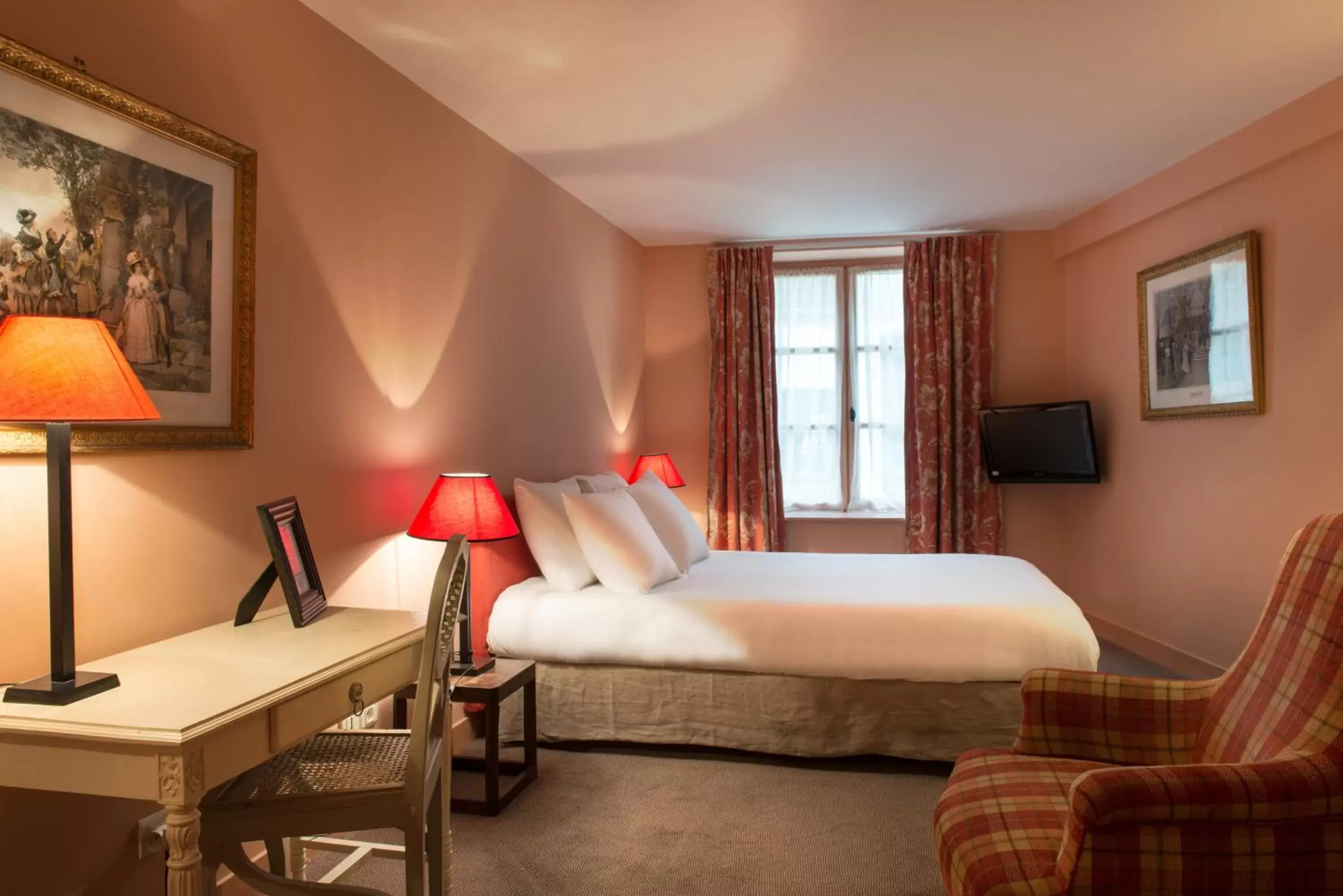 Photo of the whole room, Bed in L'écu de Bretagne