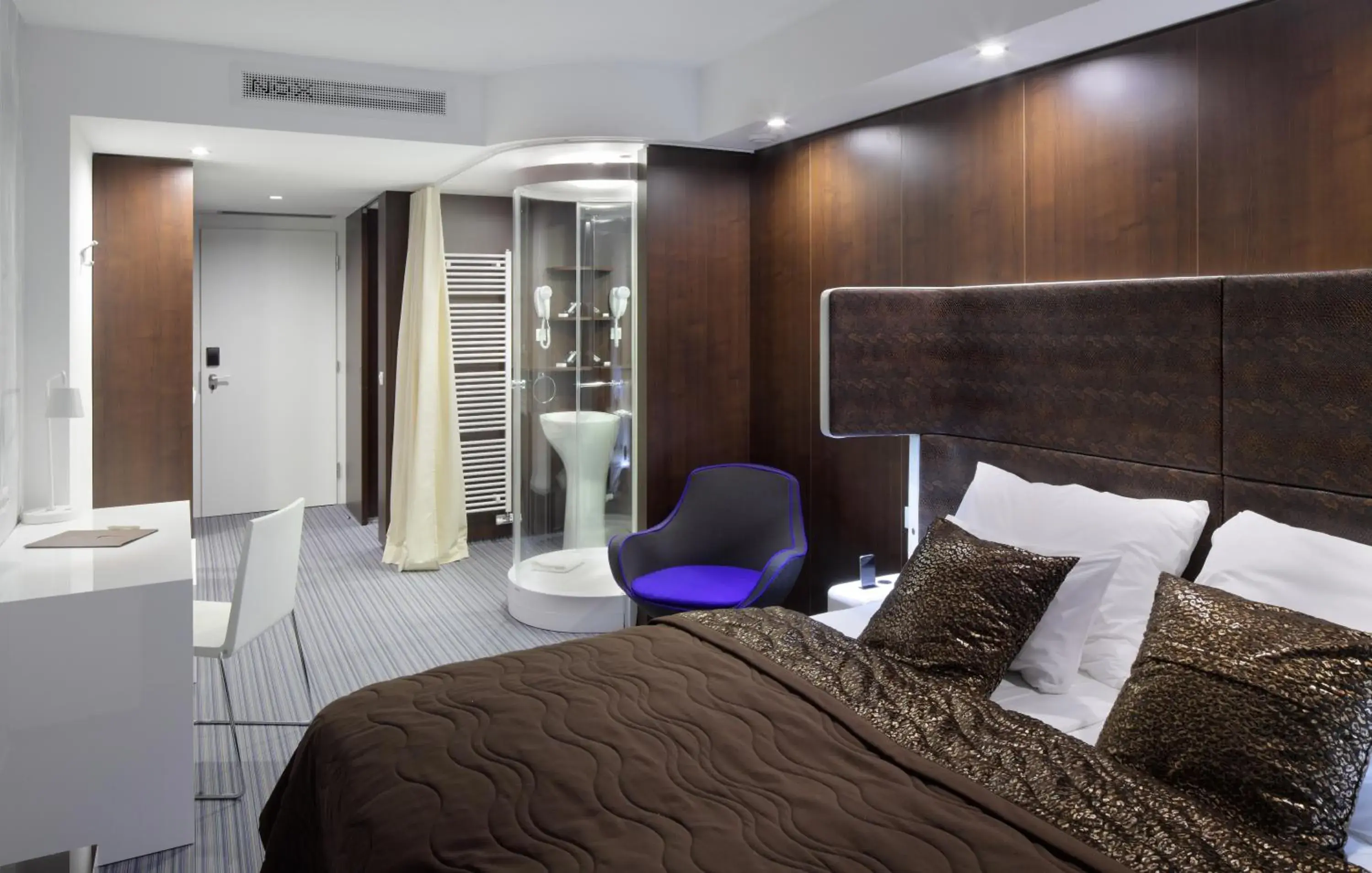 Bathroom, Bed in Hotel Nox Bathroom, Bed in Hotel Nox