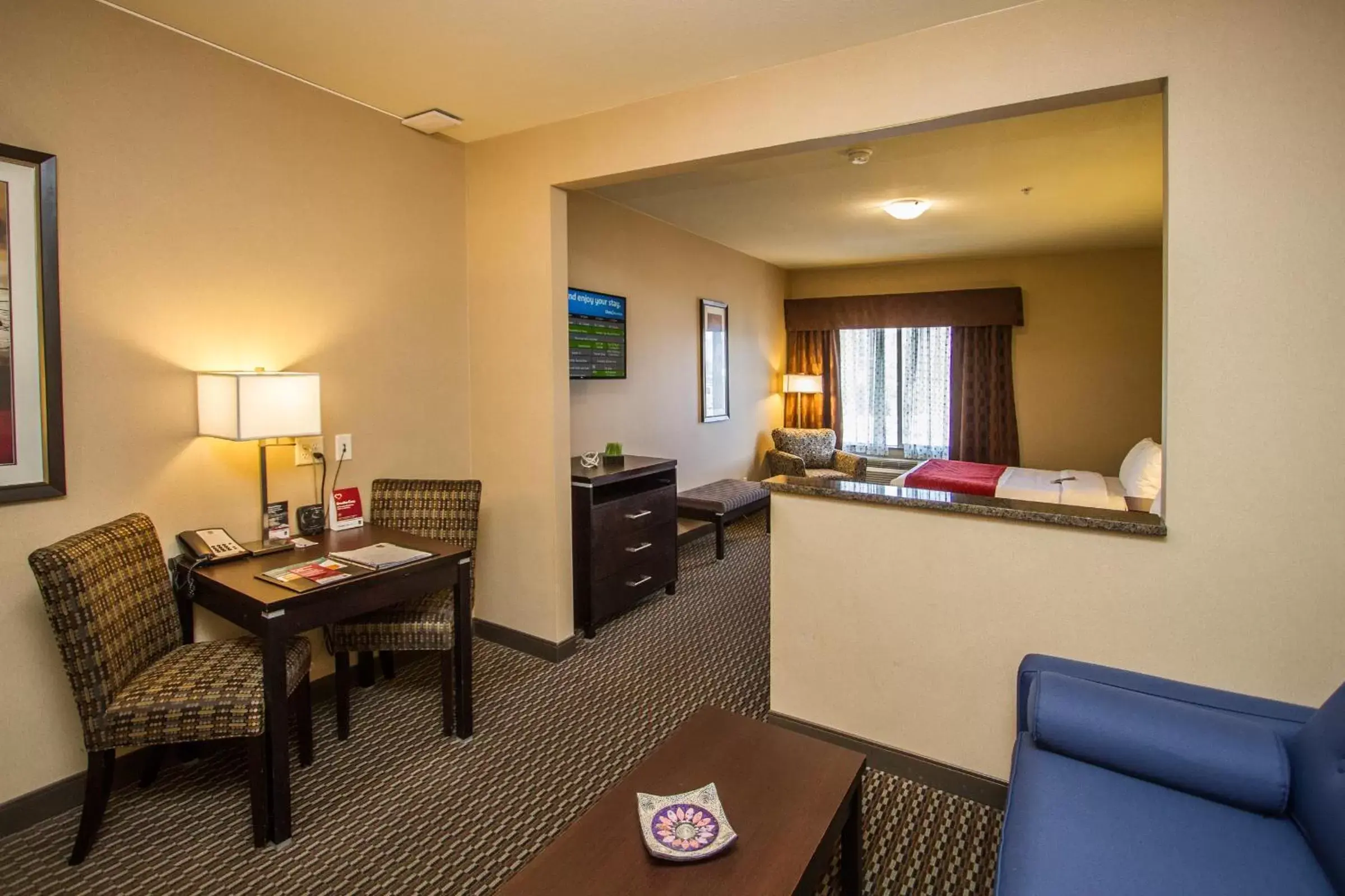 Living room, Seating Area in Comfort Suites Kelowna