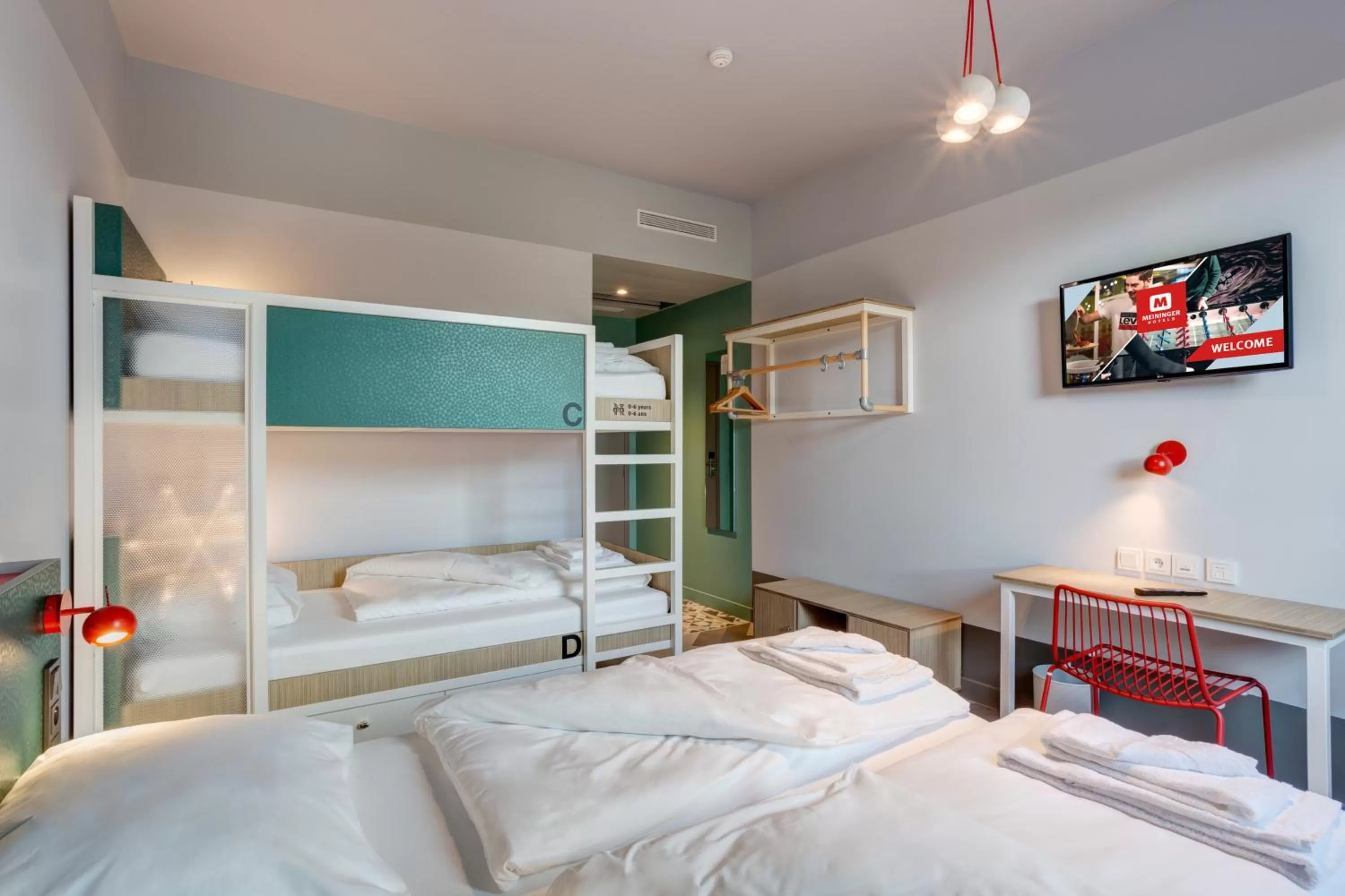 TV and multimedia in MEININGER Hotel Paris Porte de Vincennes