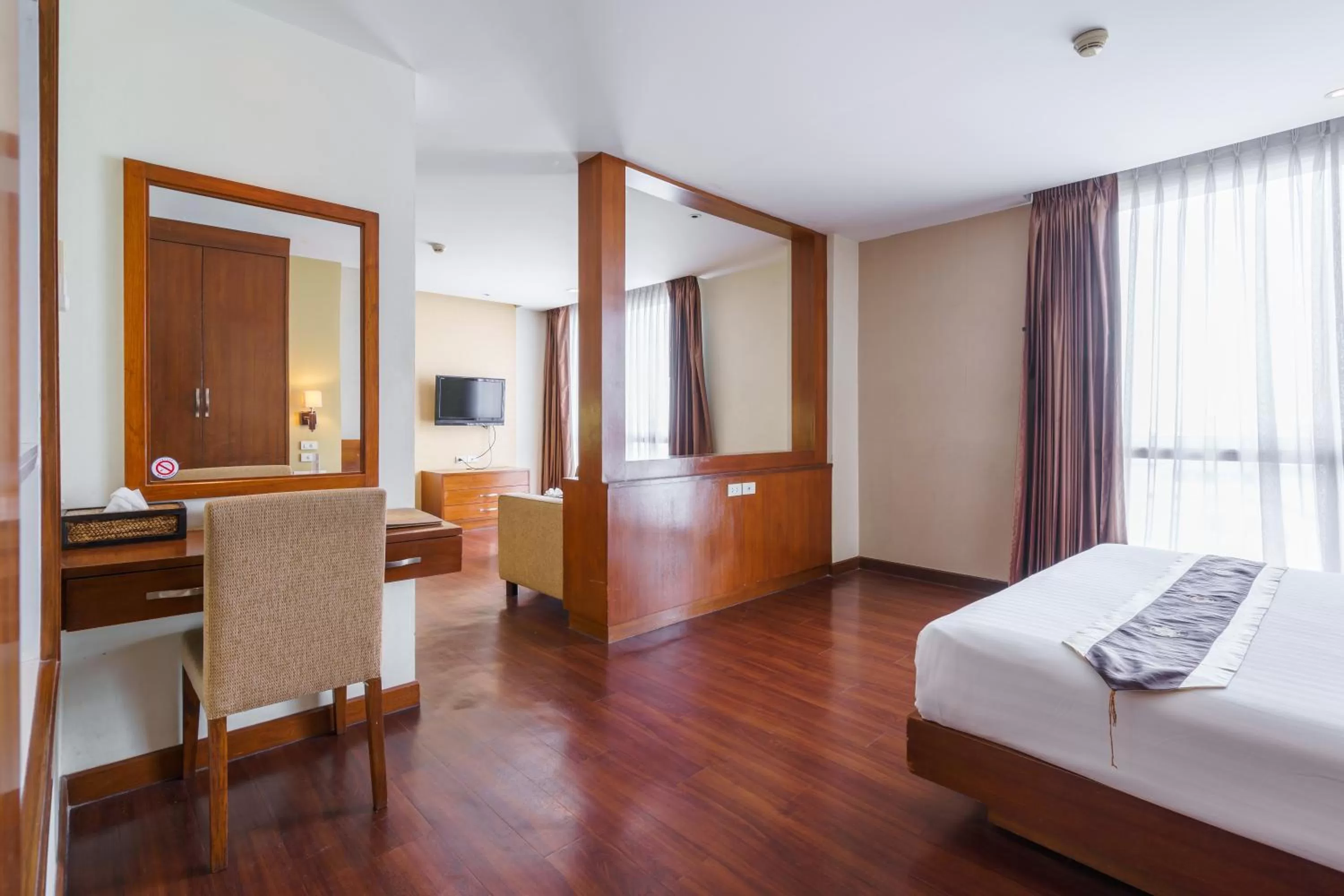 Photo of the whole room, Bed in Lantana Resort Hotel Bangkok