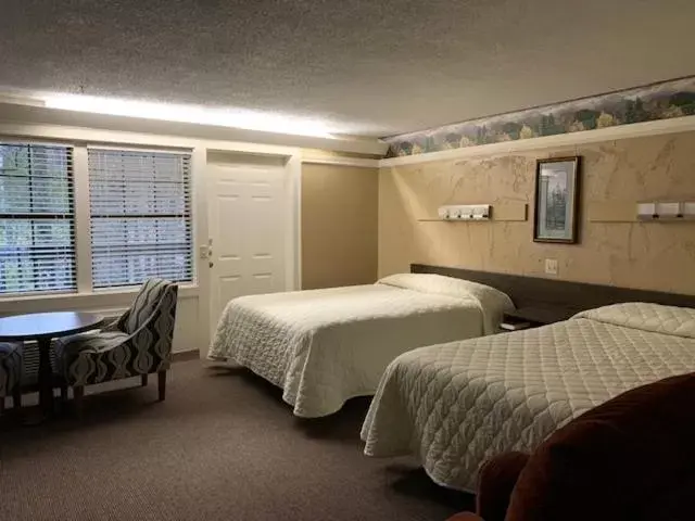 Bed in Carr's Northside Hotel and Cottages