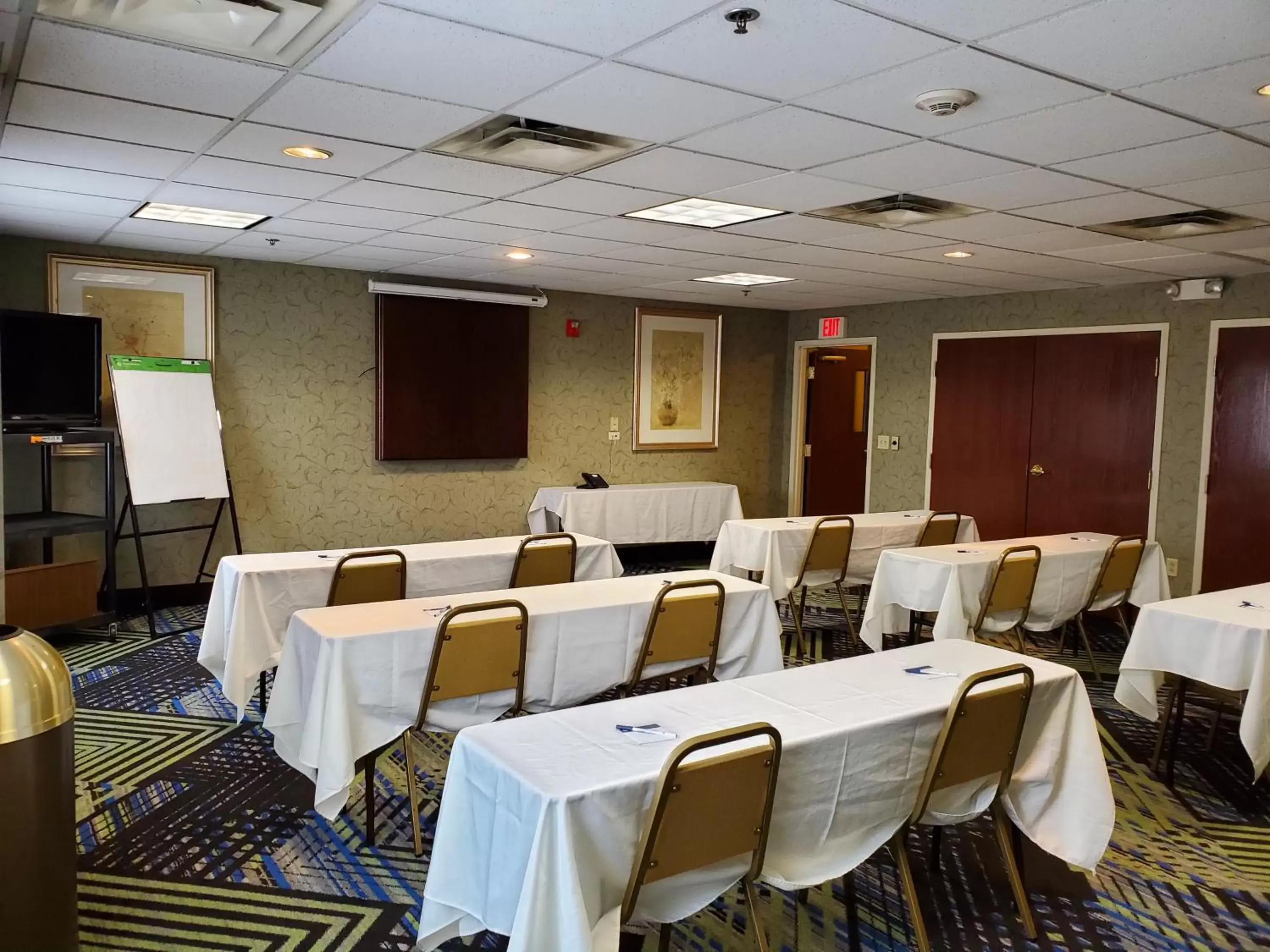 Meeting/conference room in Holiday Inn Express Hotel & Suites Columbus Airport, an IHG Hotel