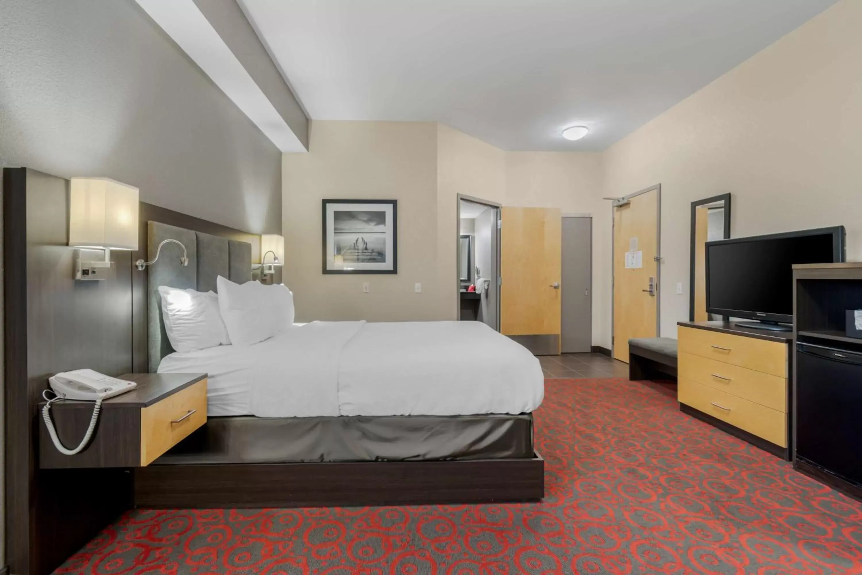 Bedroom, TV/Entertainment Center in Best Western Plus Eastgate Inn & Suites