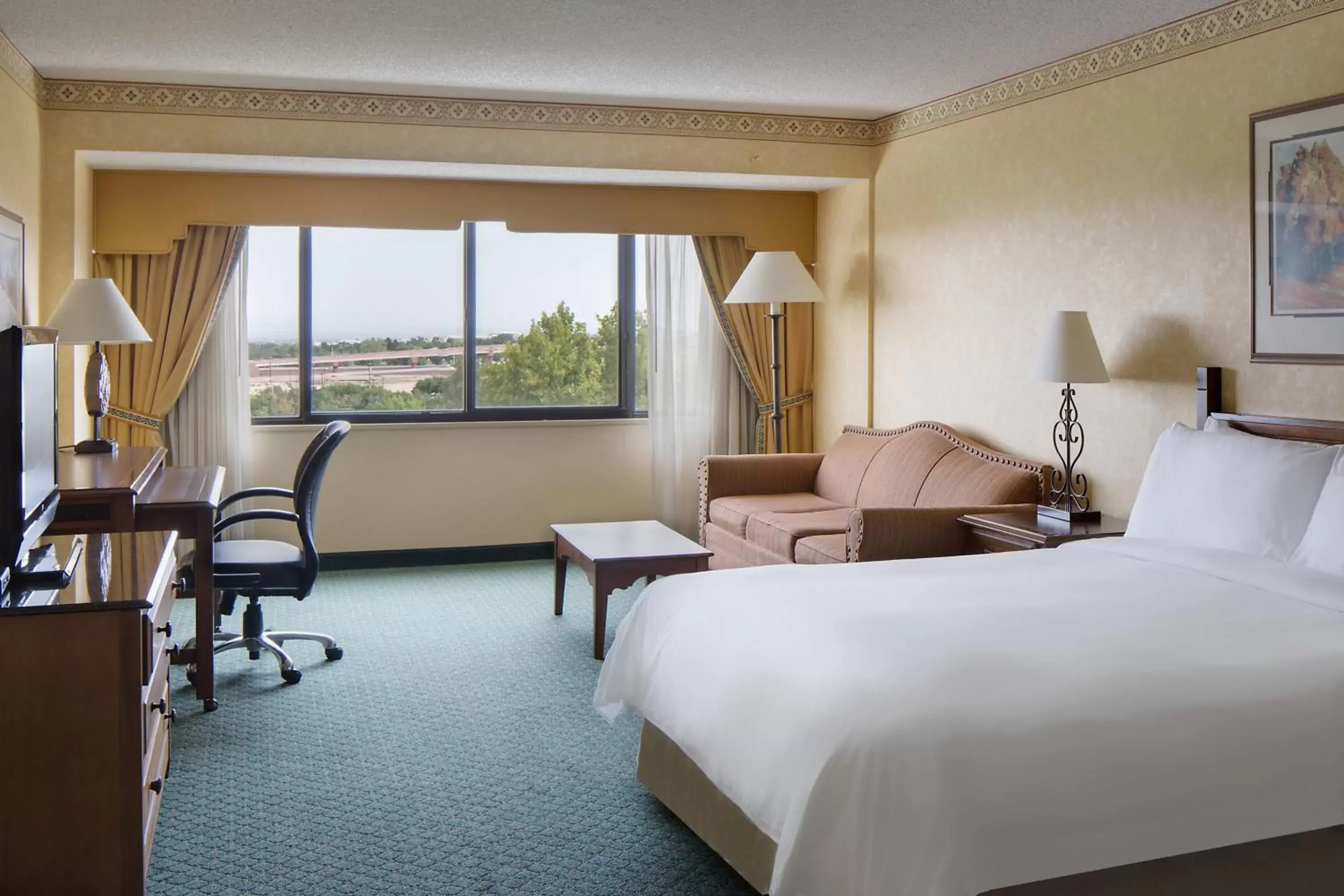 Photo of the whole room in Albuquerque Marriott Pyramid North