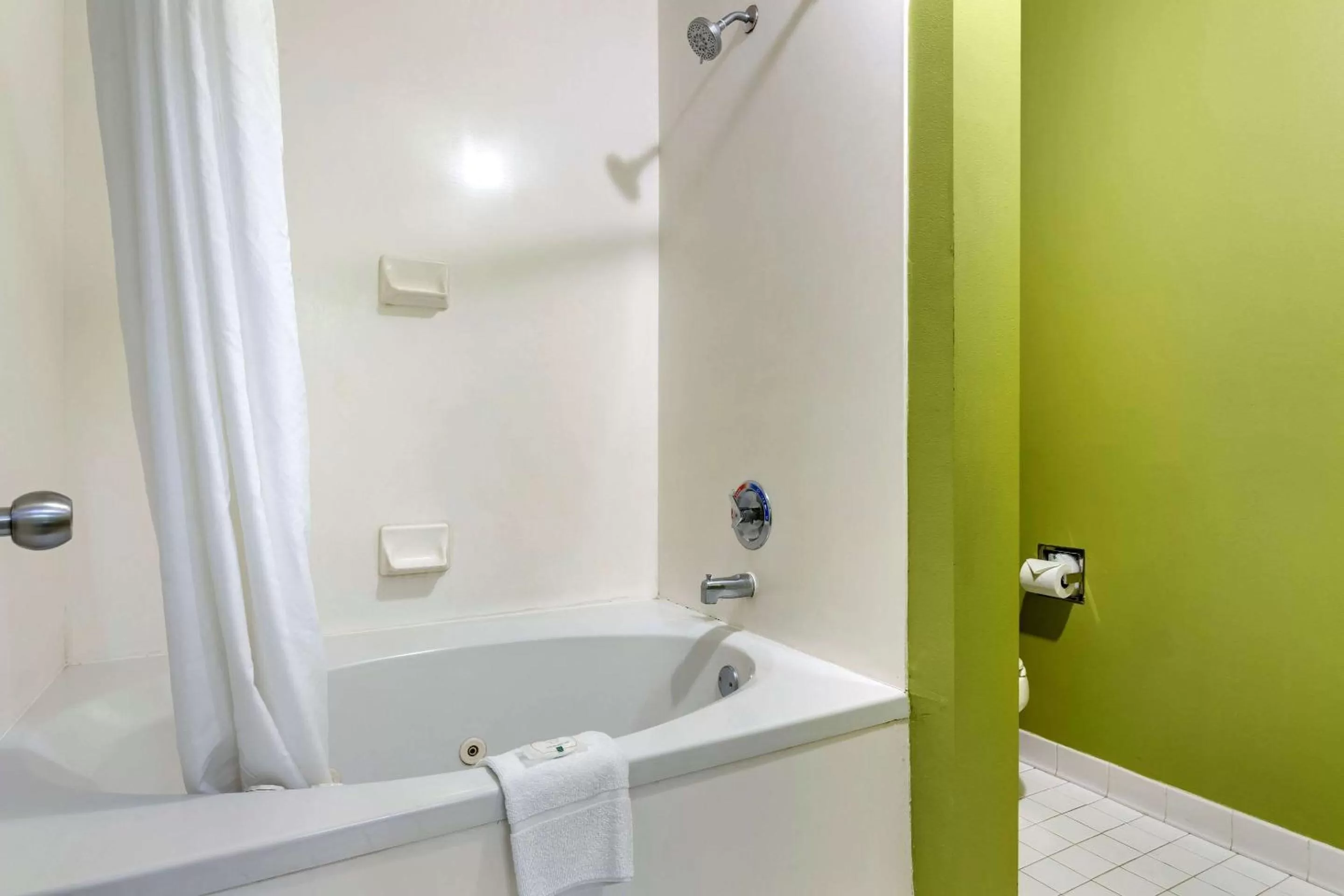 Photo of the whole room in Quality Inn Brunswick