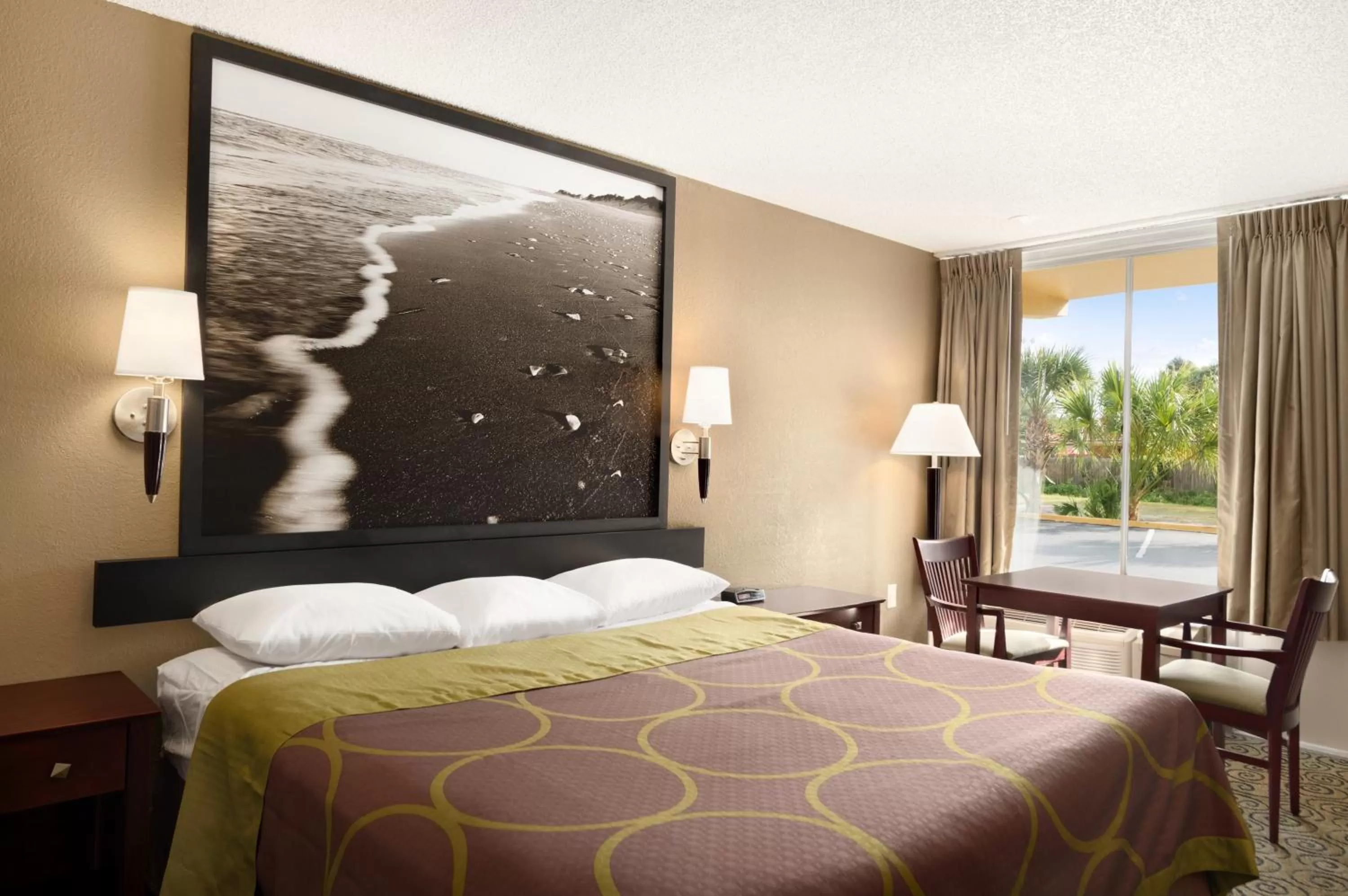 Bedroom, Bed in Super 8 by Wyndham Ormond Beach