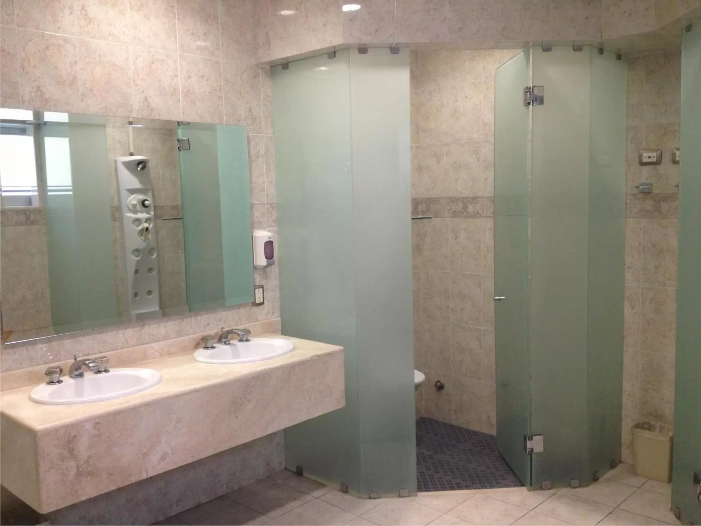 Fitness centre/facilities, Bathroom in Hotel Mirage