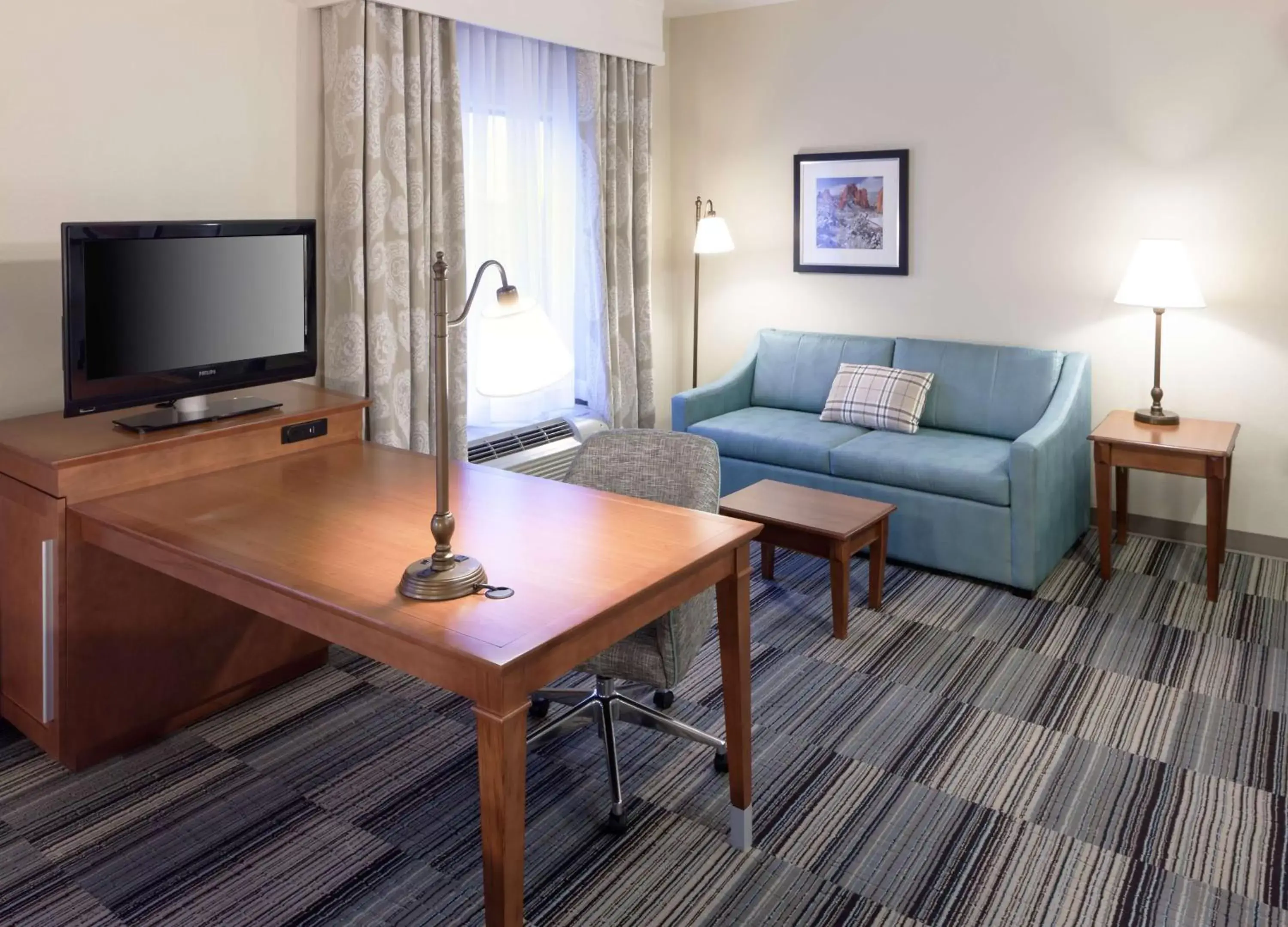 Bedroom, Seating Area in Hampton Inn & Suites Colorado Springs/I-25 South
