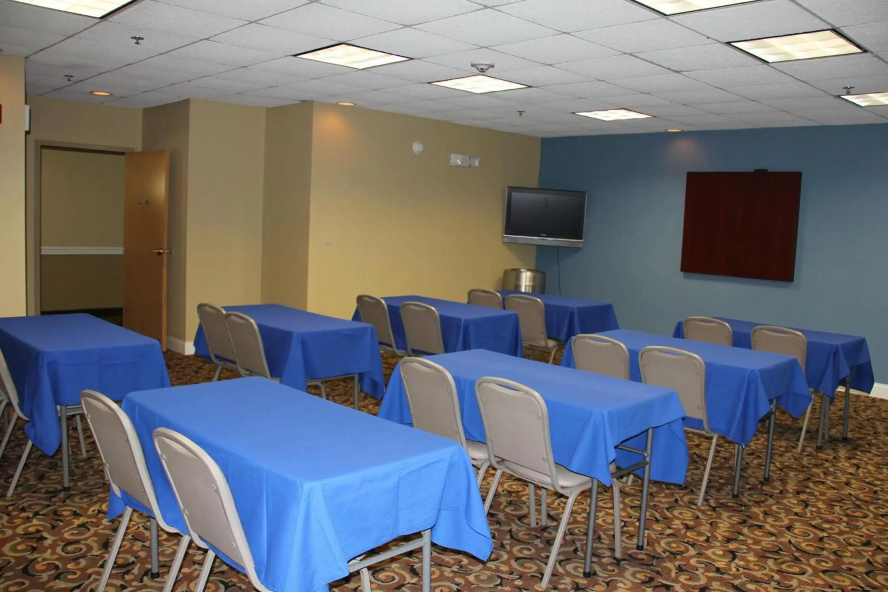 Meeting/conference room in Holiday Inn Express Hotel & Suites Richmond, an IHG Hotel