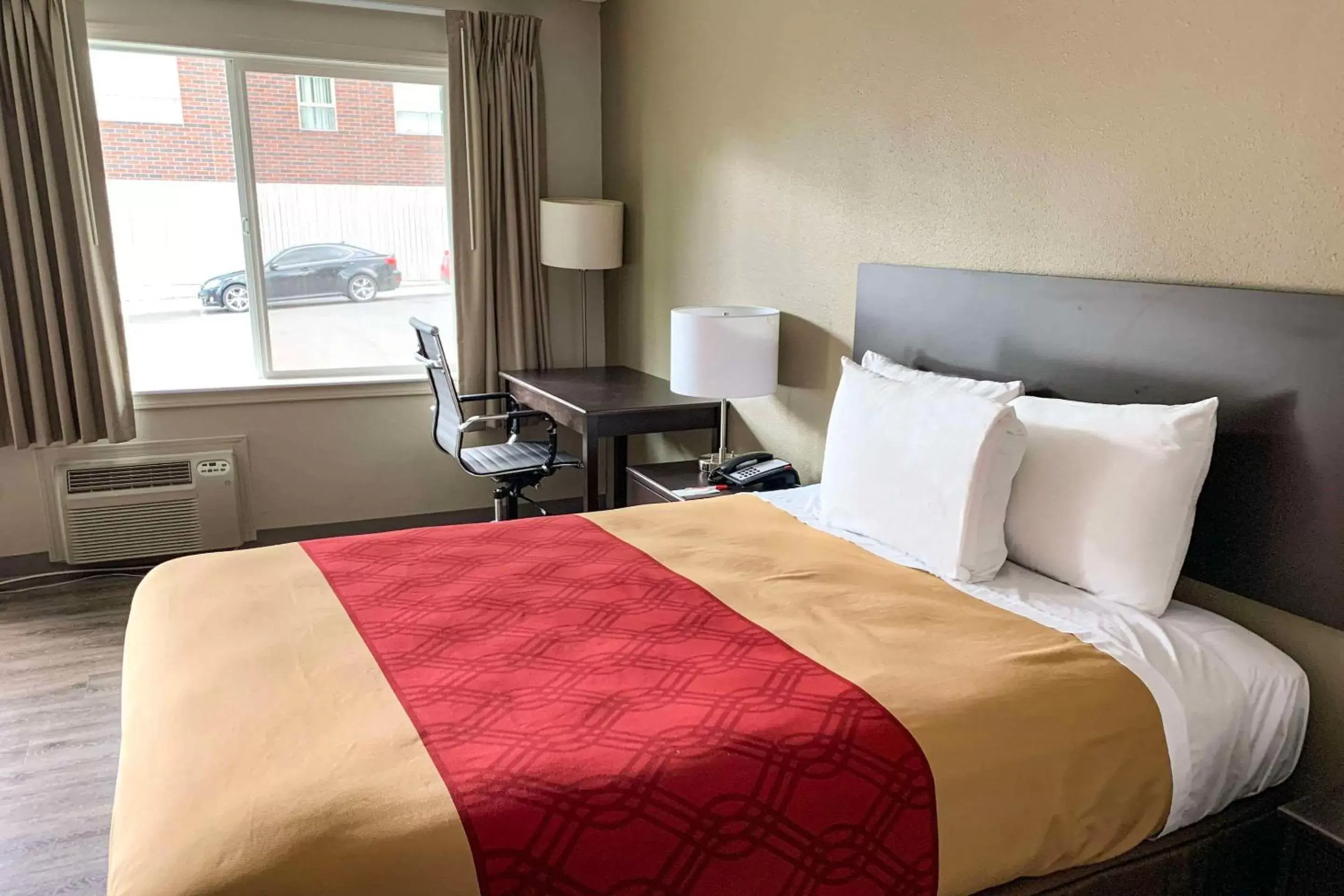 Bedroom, Bed in Econo Lodge Vancouver