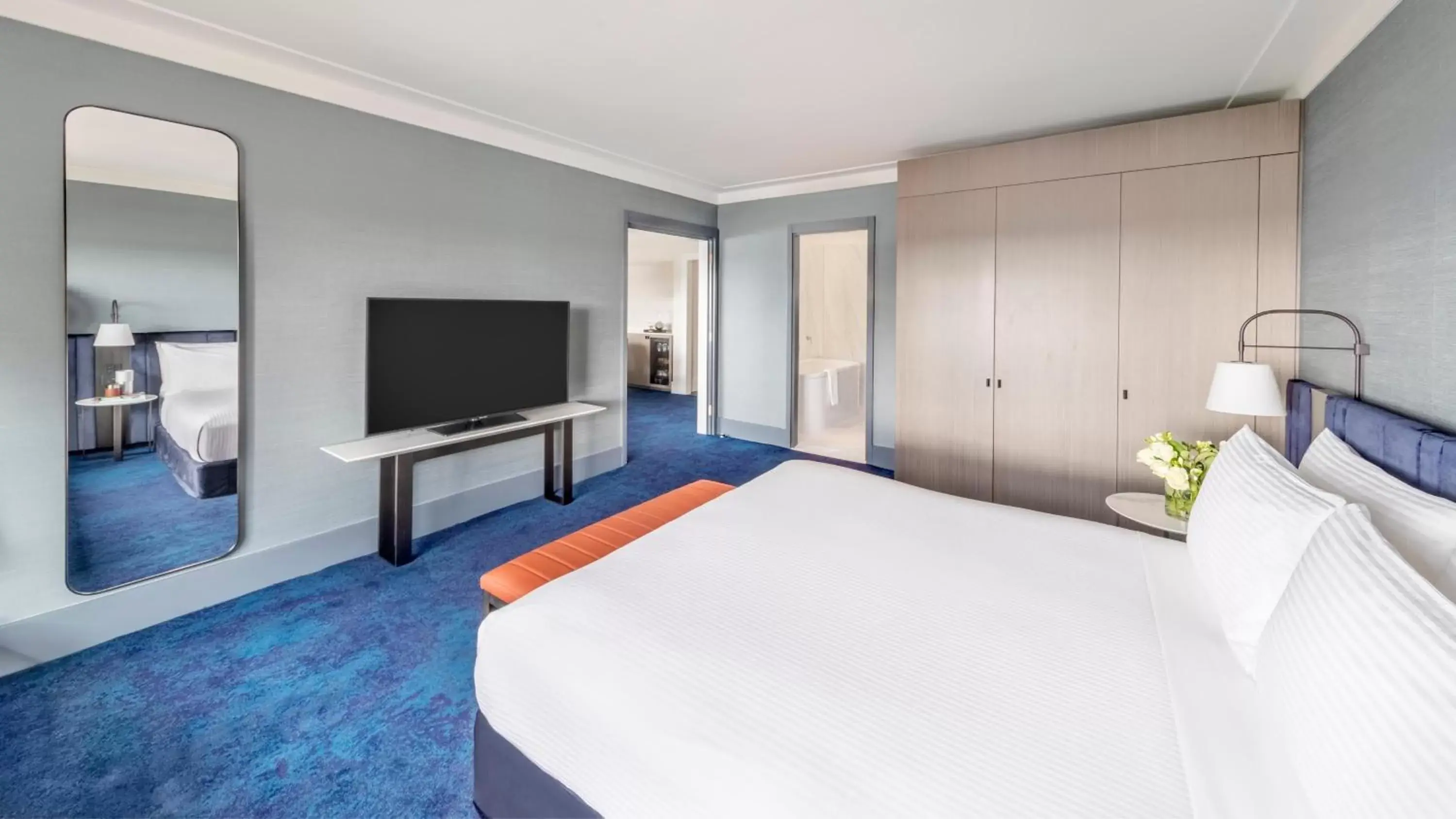 Bedroom, TV/Entertainment Center in InterContinental Sydney, an IHG Hotel