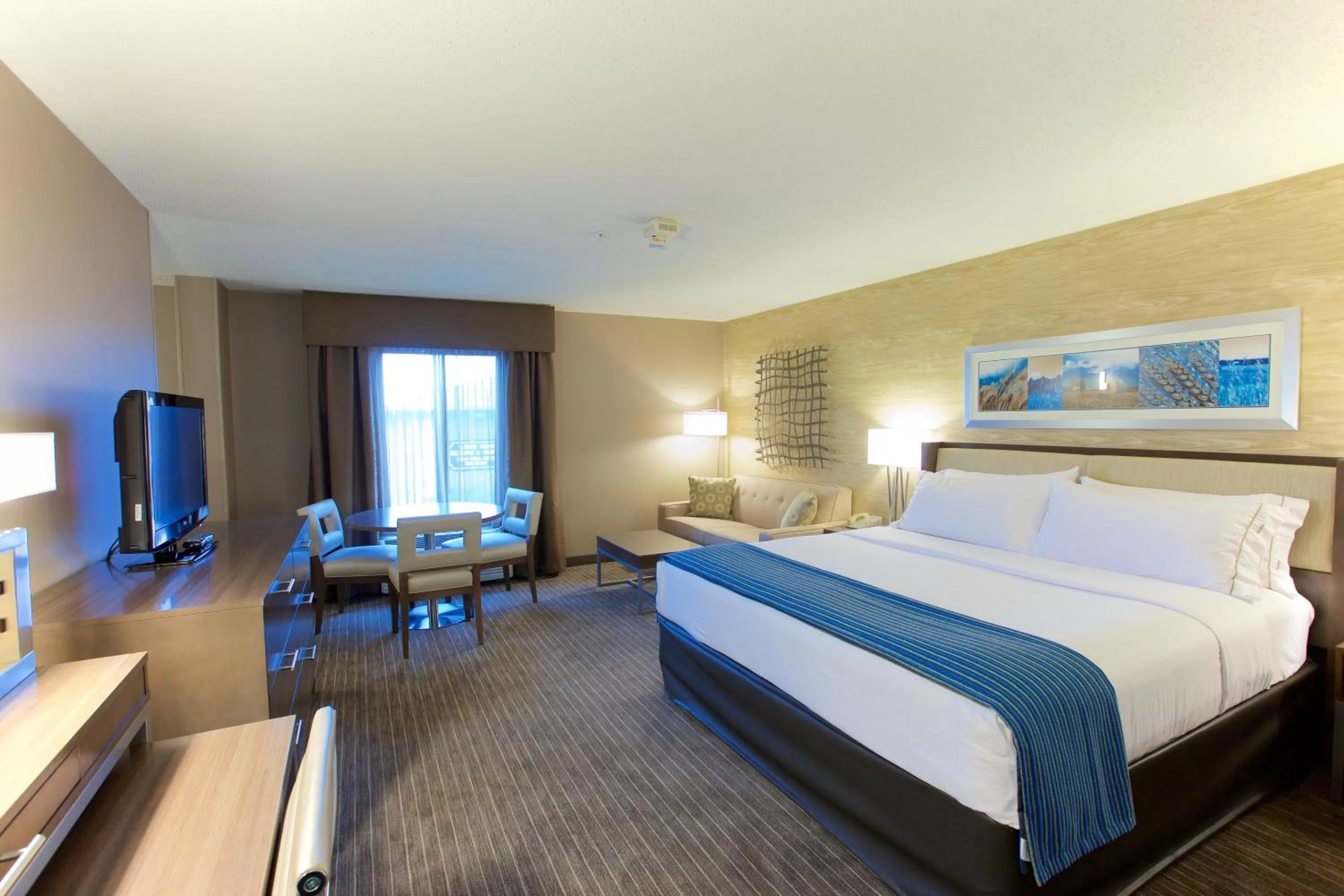 Photo of the whole room, Bed in Holiday Inn Express Fargo - West Acres by IHG