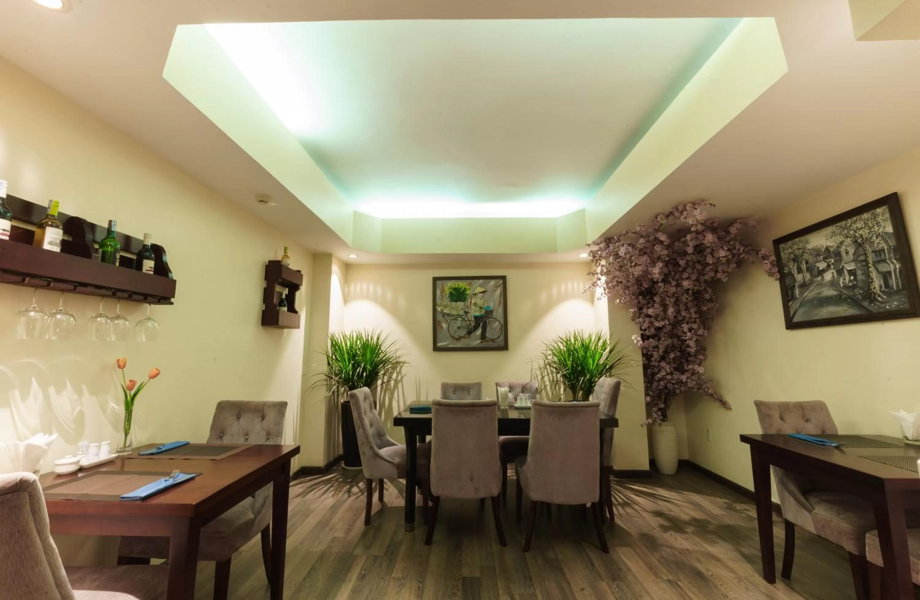 Restaurant/places to eat in Roseland Corp Hotel