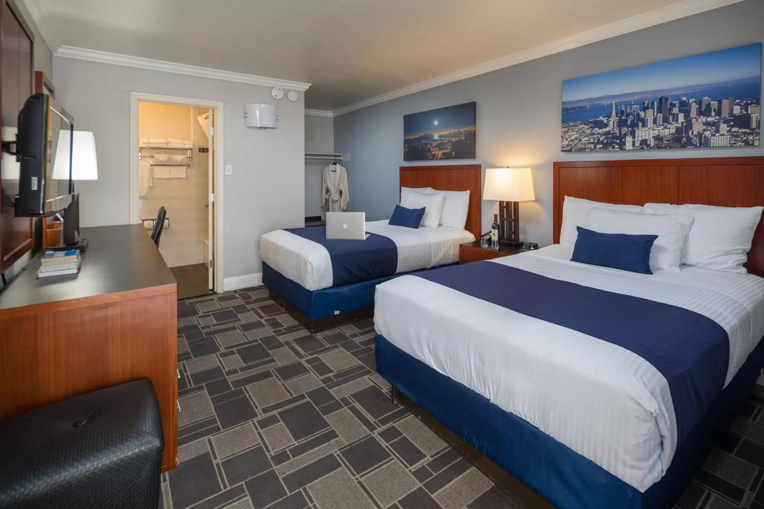 Living room, Bed in Bay Bridge Inn San Francisco