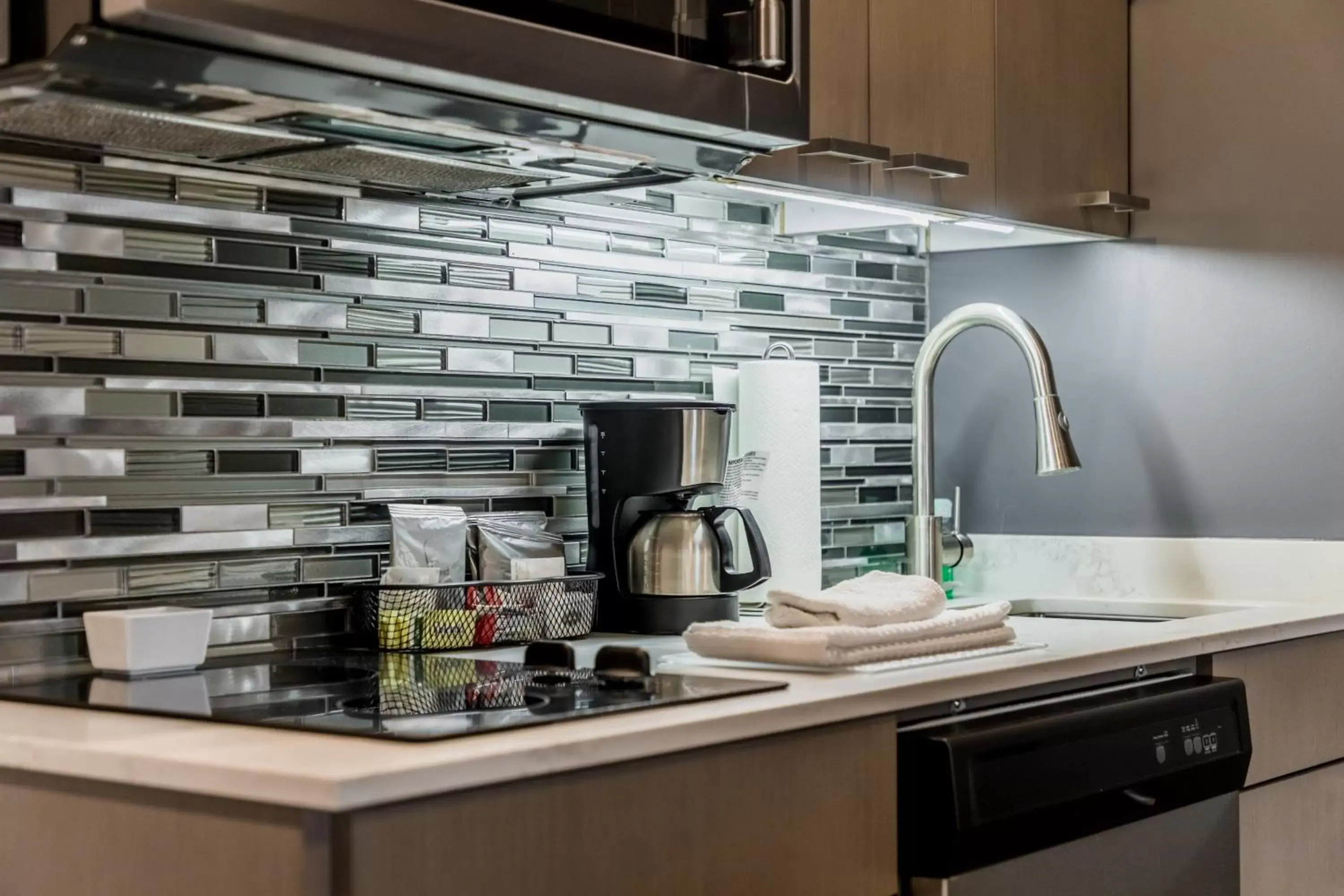 Kitchen or kitchenette, Kitchen/Kitchenette in Hyatt House Winnipeg South Outlet Collection