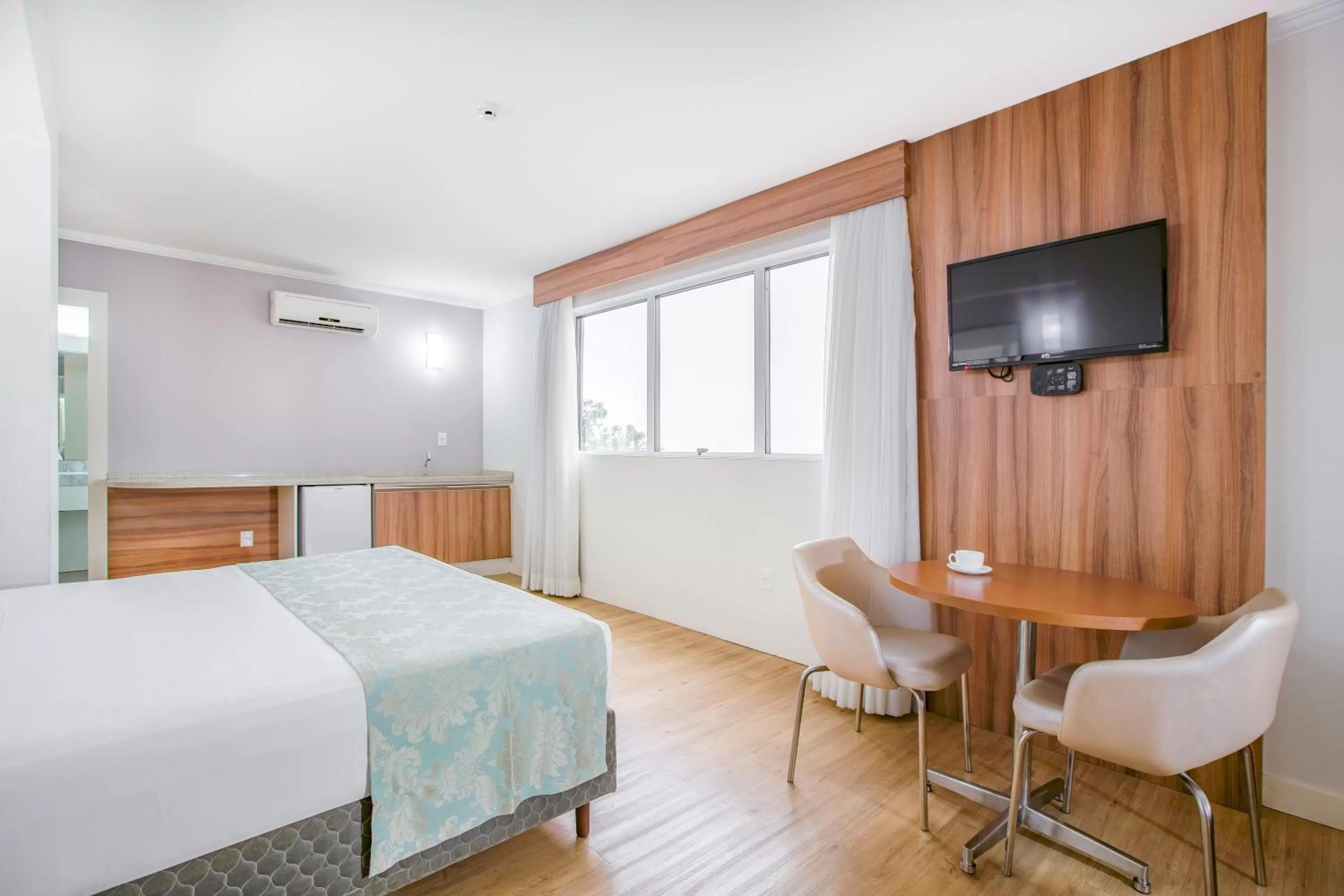 Photo of the whole room, Bed in Iate Hotel Centro Florianópolis