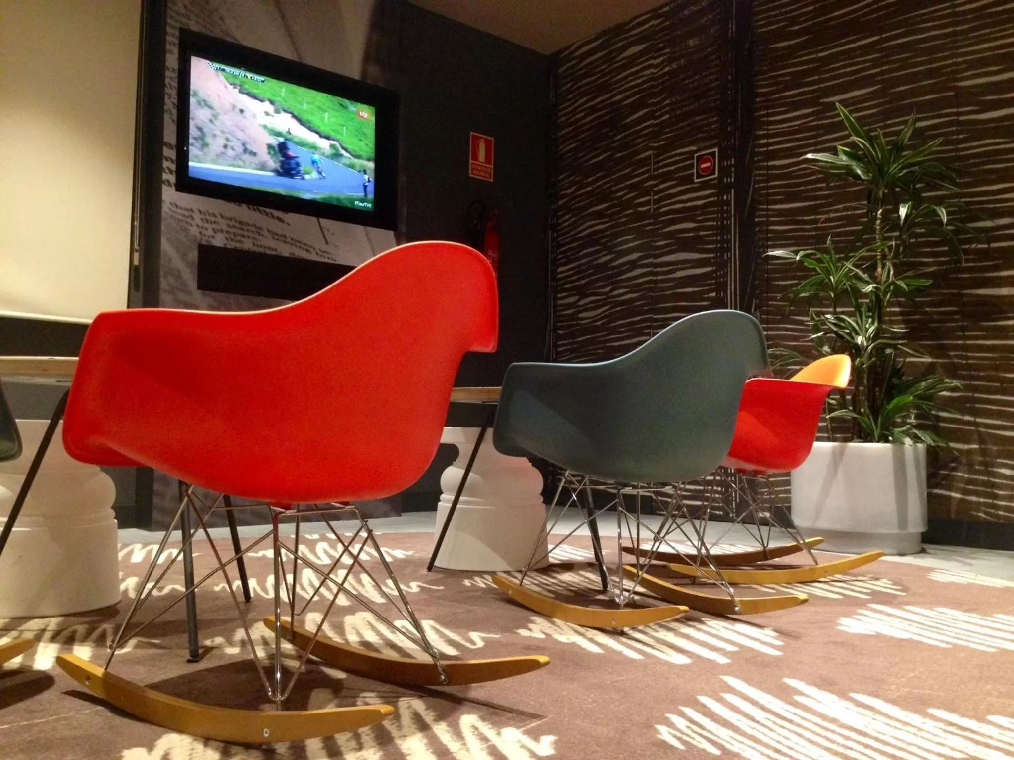 Communal lounge/ TV room in Ibis Sevilla