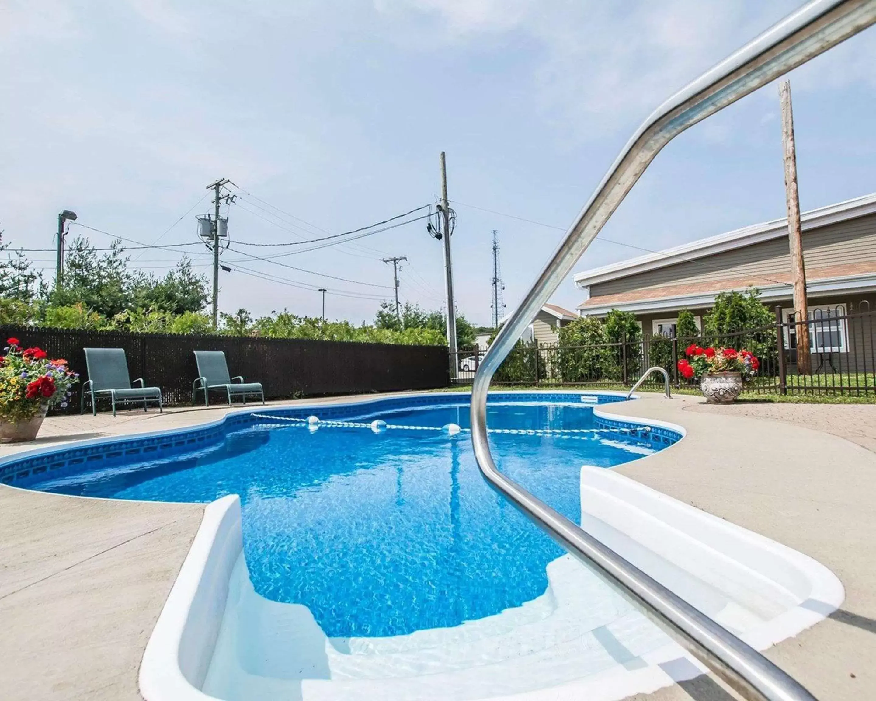 Swimming Pool in Econo Lodge Inn & Suites