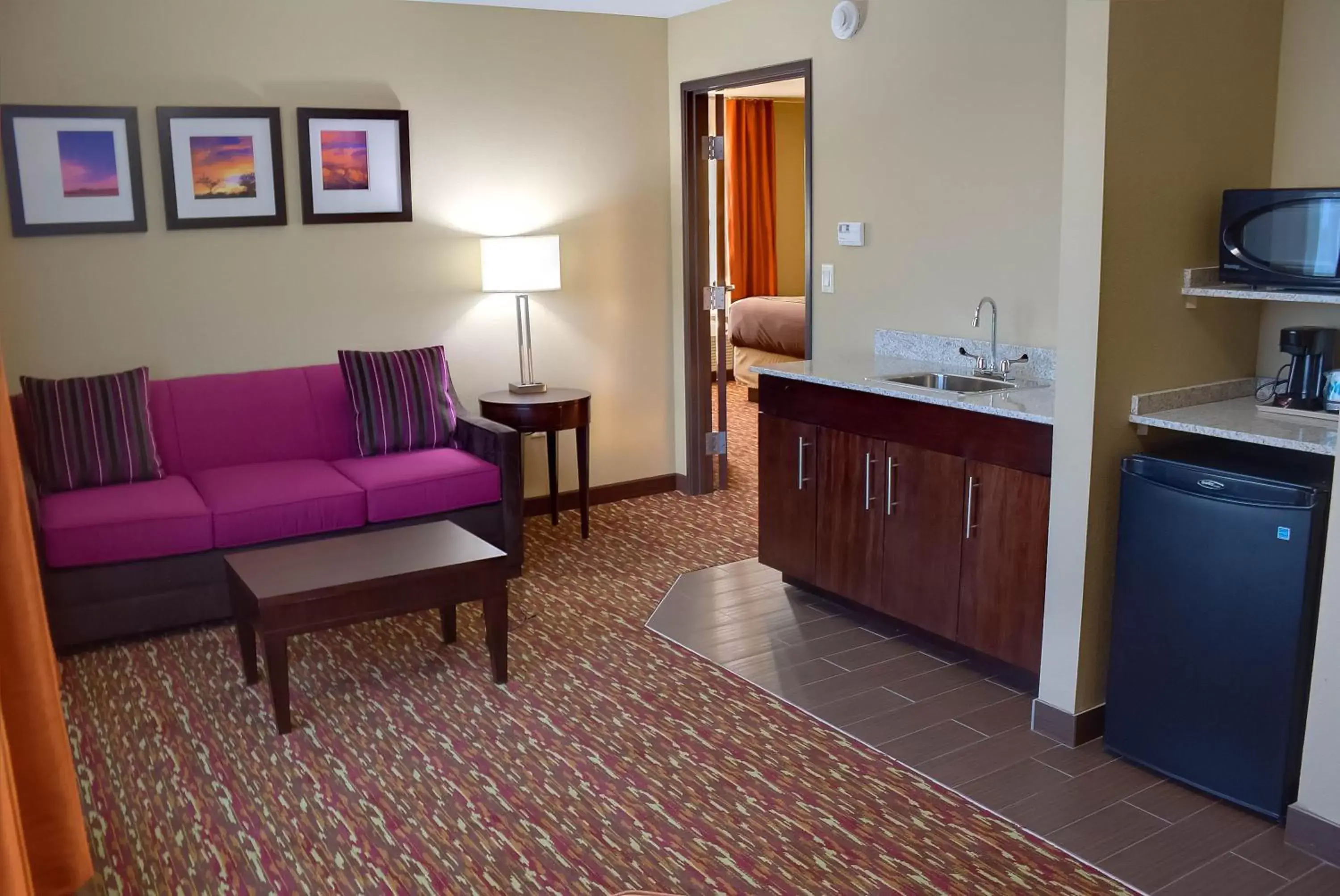 Living room, Kitchen/Kitchenette in Comfort Inn & Suites Artesia